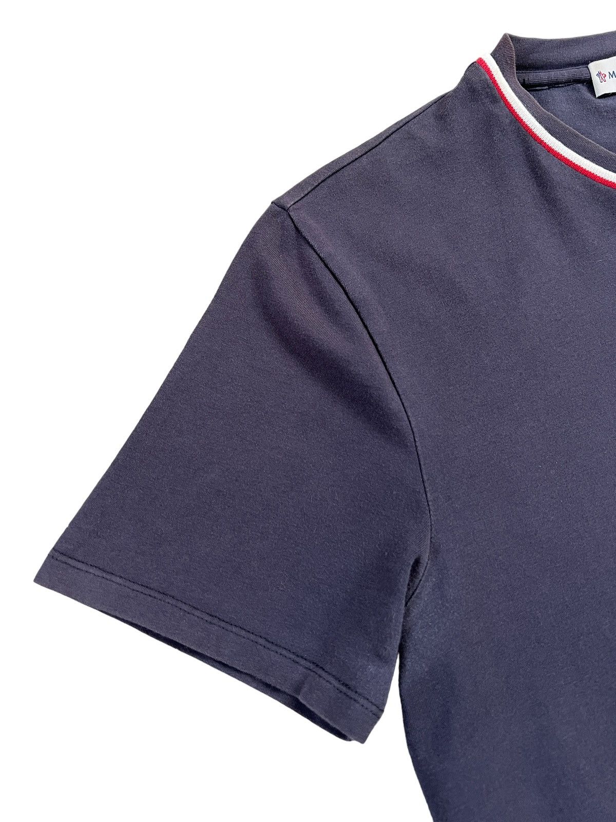 Moncler Moncler Chest Logo Vneck Tshirt Size US S / EU 44-46 / 1 - 4 Thumbnail