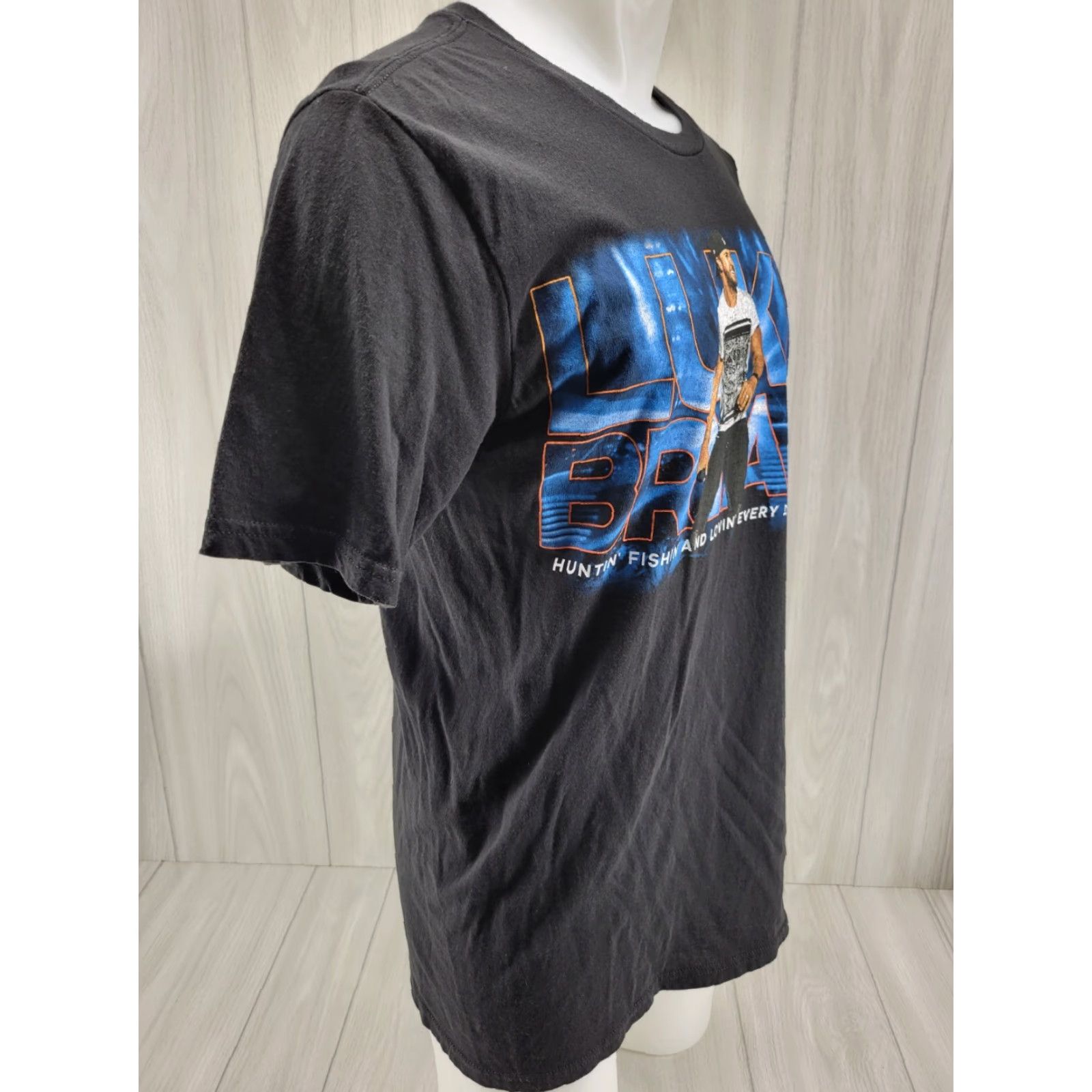 Vintage VINTAGE LUKE BRYAN Live 2017 Hunting Fishing and Loving Every Day Tour Concert T-Shirt L Men Black Short Sleeve Gender Mens Size US L / EU 52-54 / 3 - 4 Thumbnail