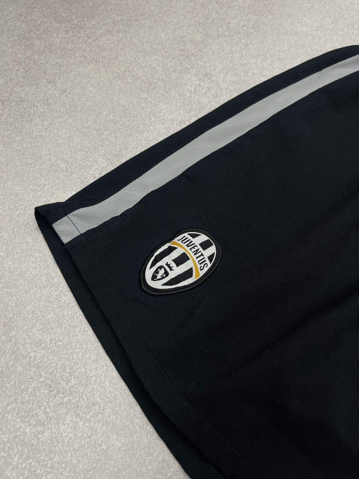 Nike Vintage Nike Juventus Training Football Shorts Black Size US 34 / EU 50 - 5 Thumbnail