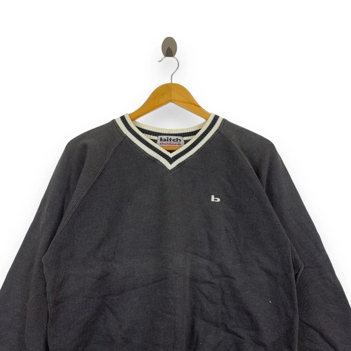 Vintage Vintage 90‘ BITCH SKATEBOARDS V Neck Sweatshirt Size US XL / EU 56 / 4 - 2 Thumbnail