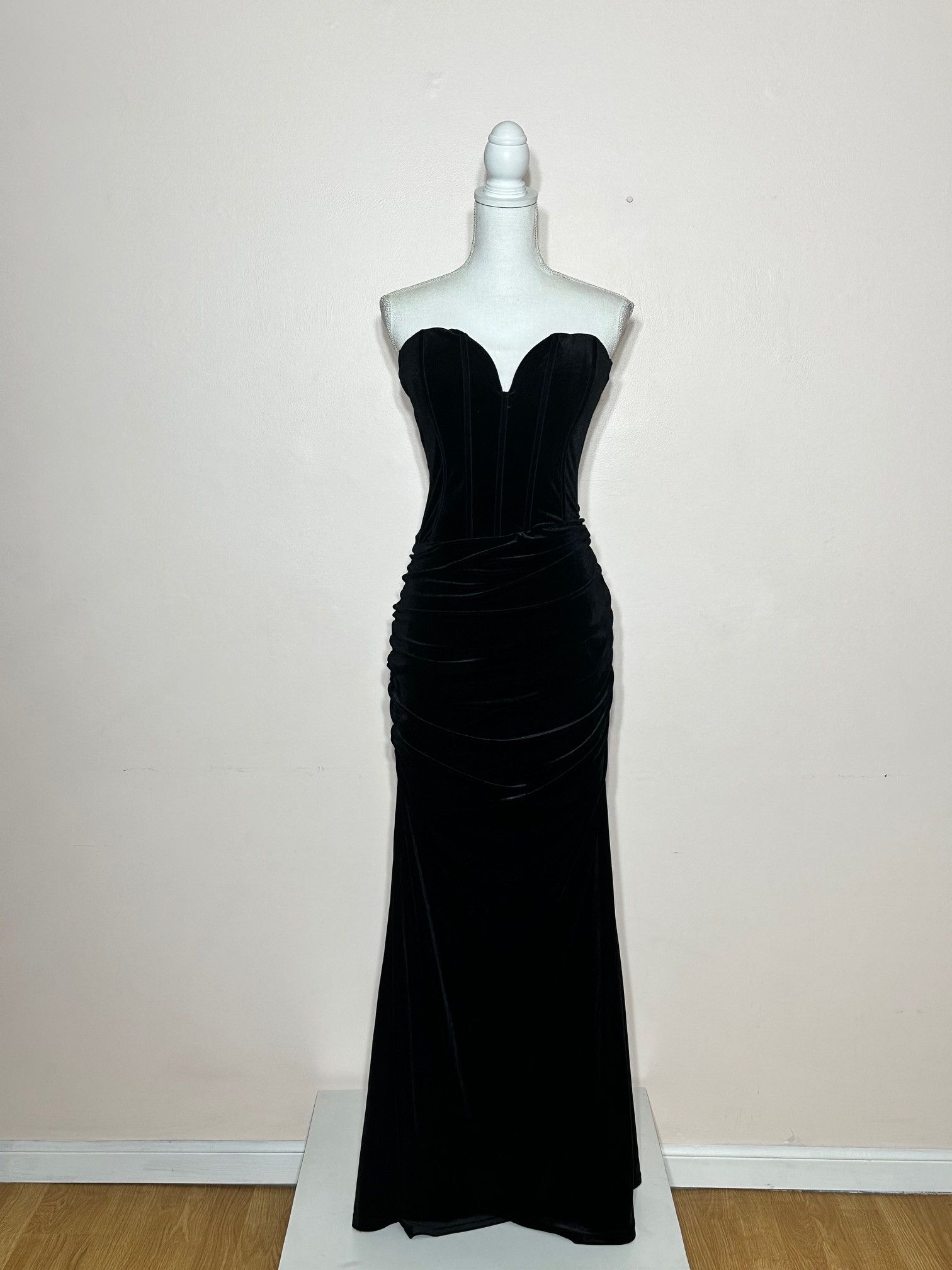 Fashion Nova Fashion Nova Black Velvet Vamp Mermaid Gown Size L / US 10 / IT 46 - 1 Thumbnail