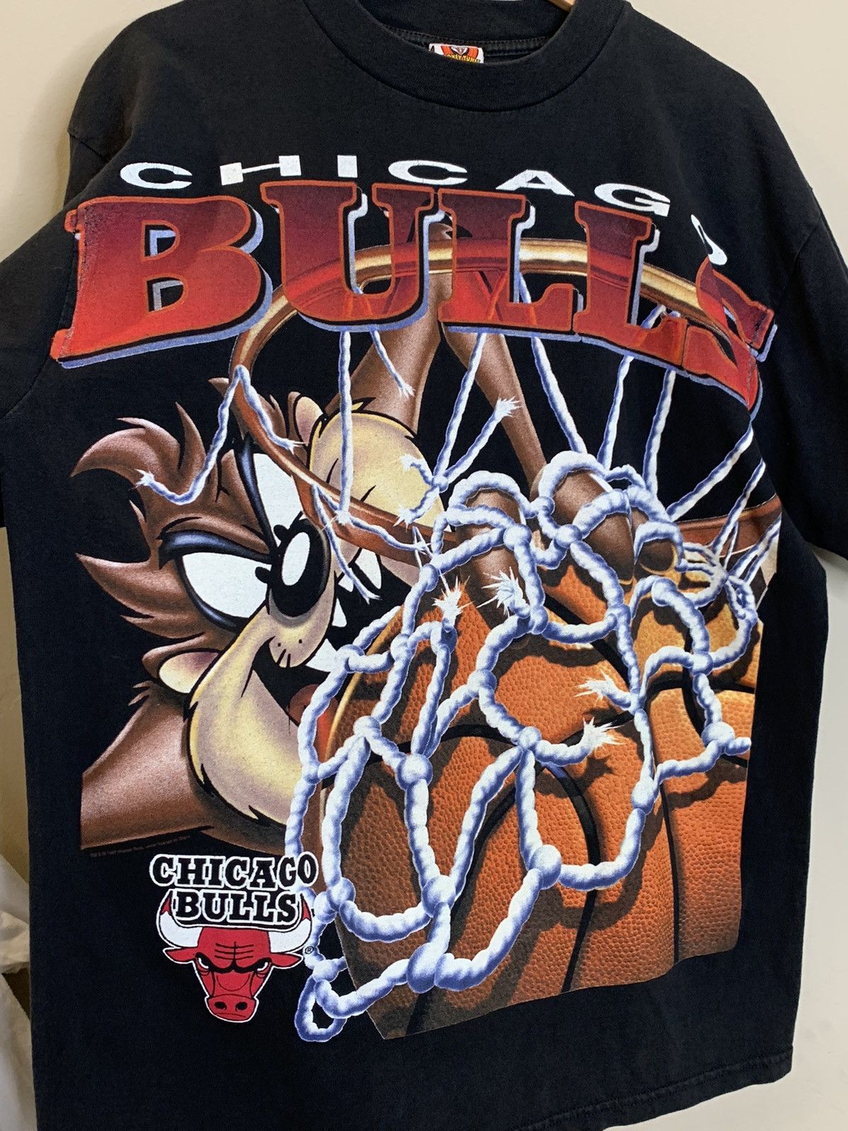 NBA × Vintage × Warner Bros *RARE* Vintage 1997 Taz Chicago Bulls Looney Tunes NBA Shirt Size US XL / EU 56 / 4 - 2 Thumbnail