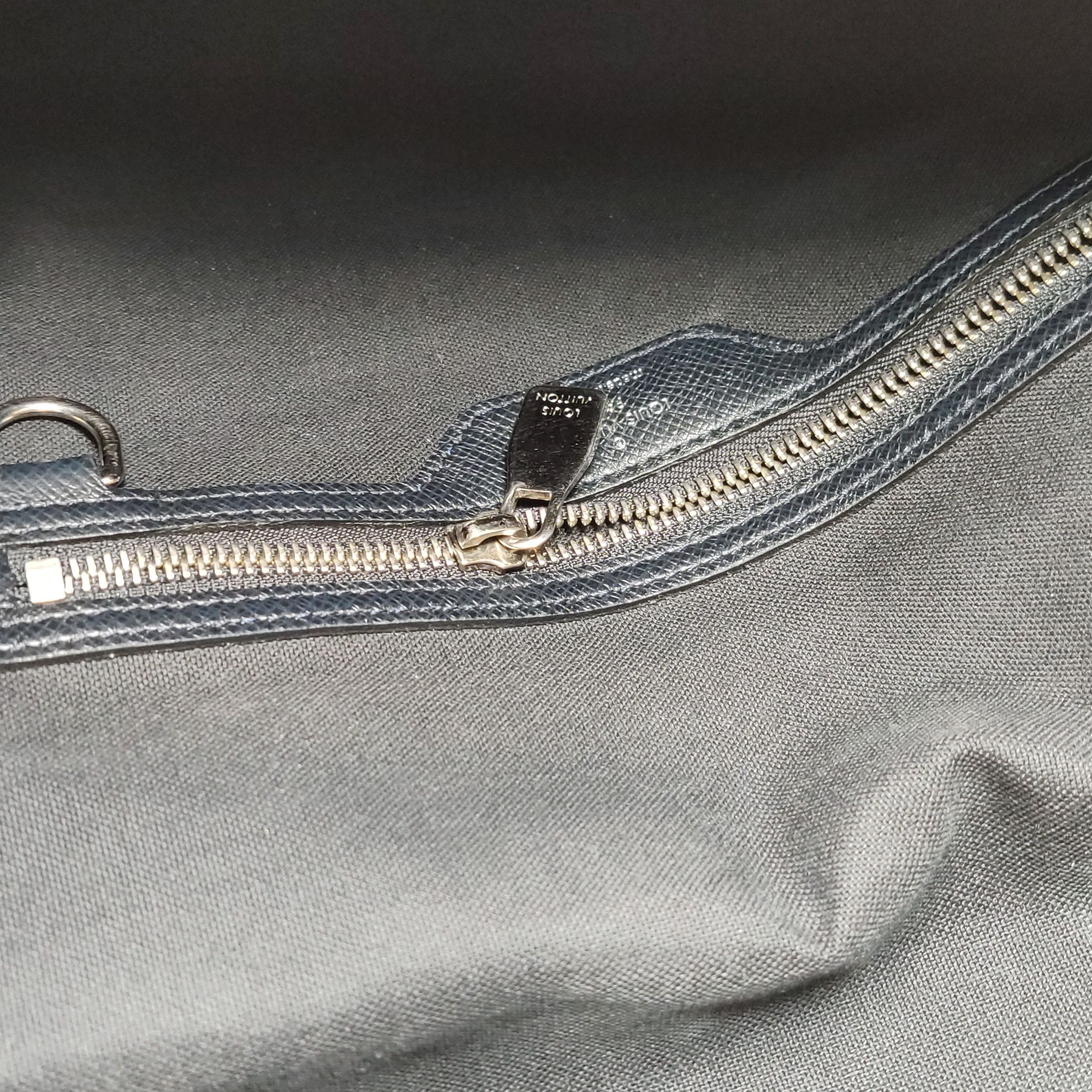Louis Vuitton Louis Vuitton (LV) Roman leather solid color flap crossbody Size ONE SIZE - 2 Thumbnail