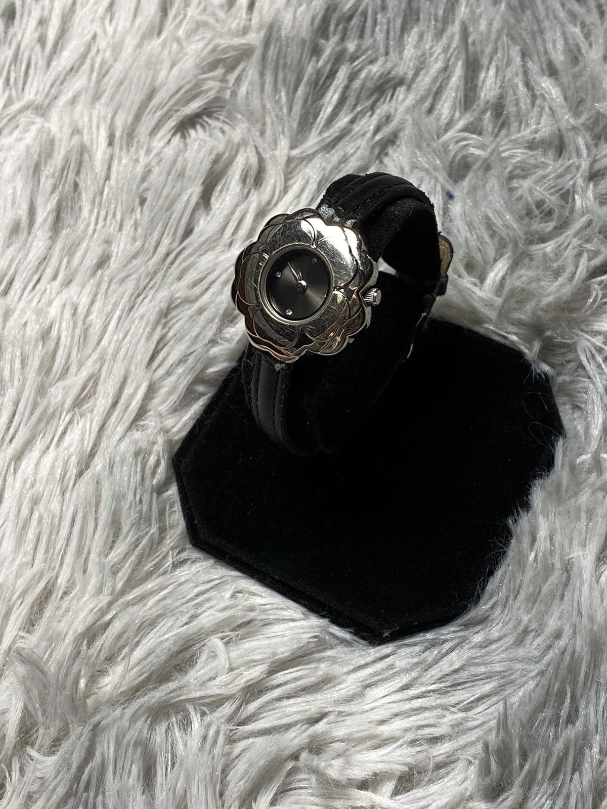 Japanese Brand × Jewelry Rare Black Floral Vintage Watch | Japanese Brand Size ONE SIZE - 1 Thumbnail