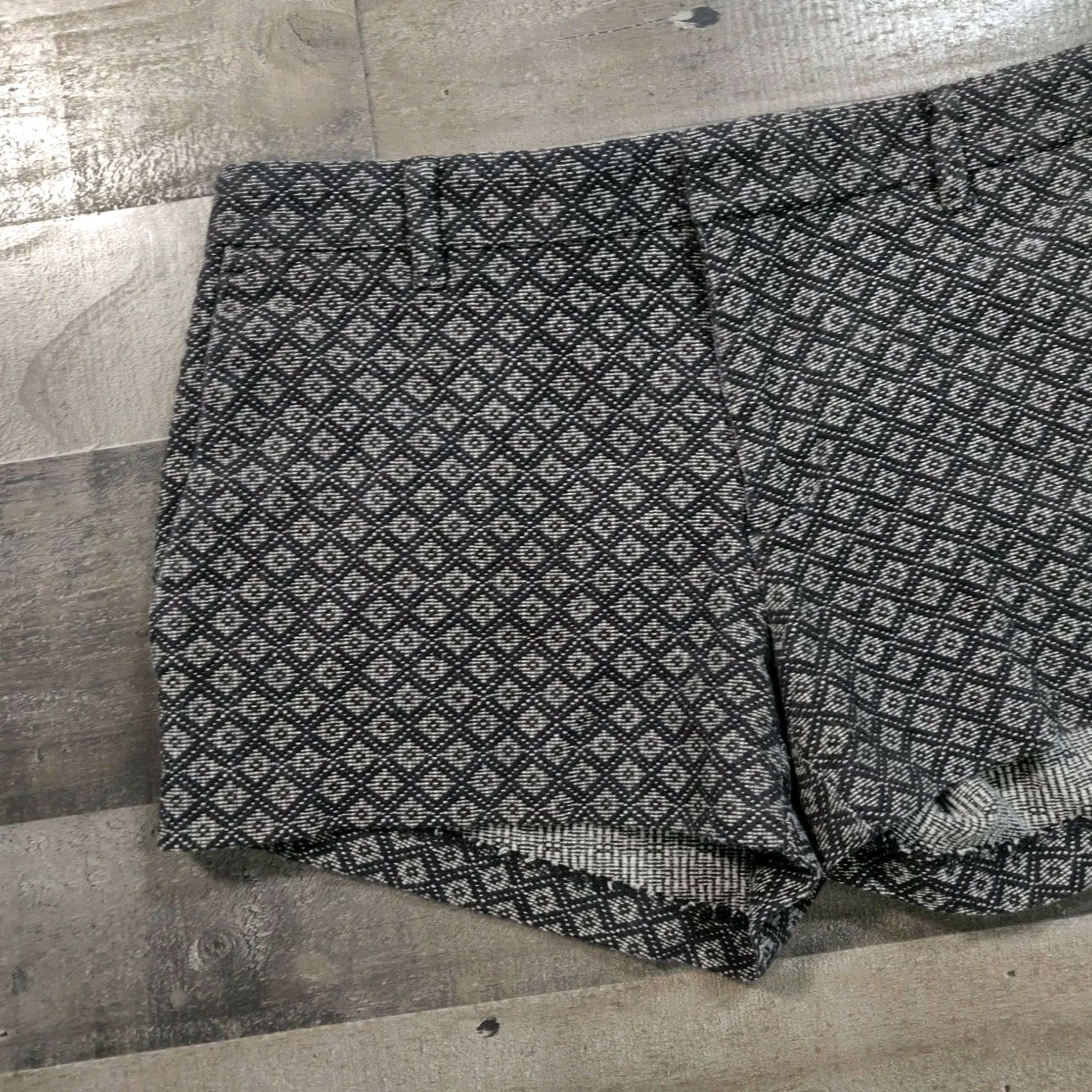 Banana Republic Banana Republic Shorts Womens Black Hot Pants Mid-Rise Diamond Pattern Casual Size 0 Size 28" / US 6 / IT 42 - 4 Thumbnail