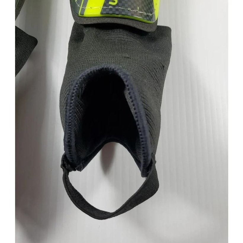 Umbro Umbro Jr Stirrup Soccer Shinguards 4' 7"- 5' 3" New Soccer Size ONE SIZE - 5 Thumbnail