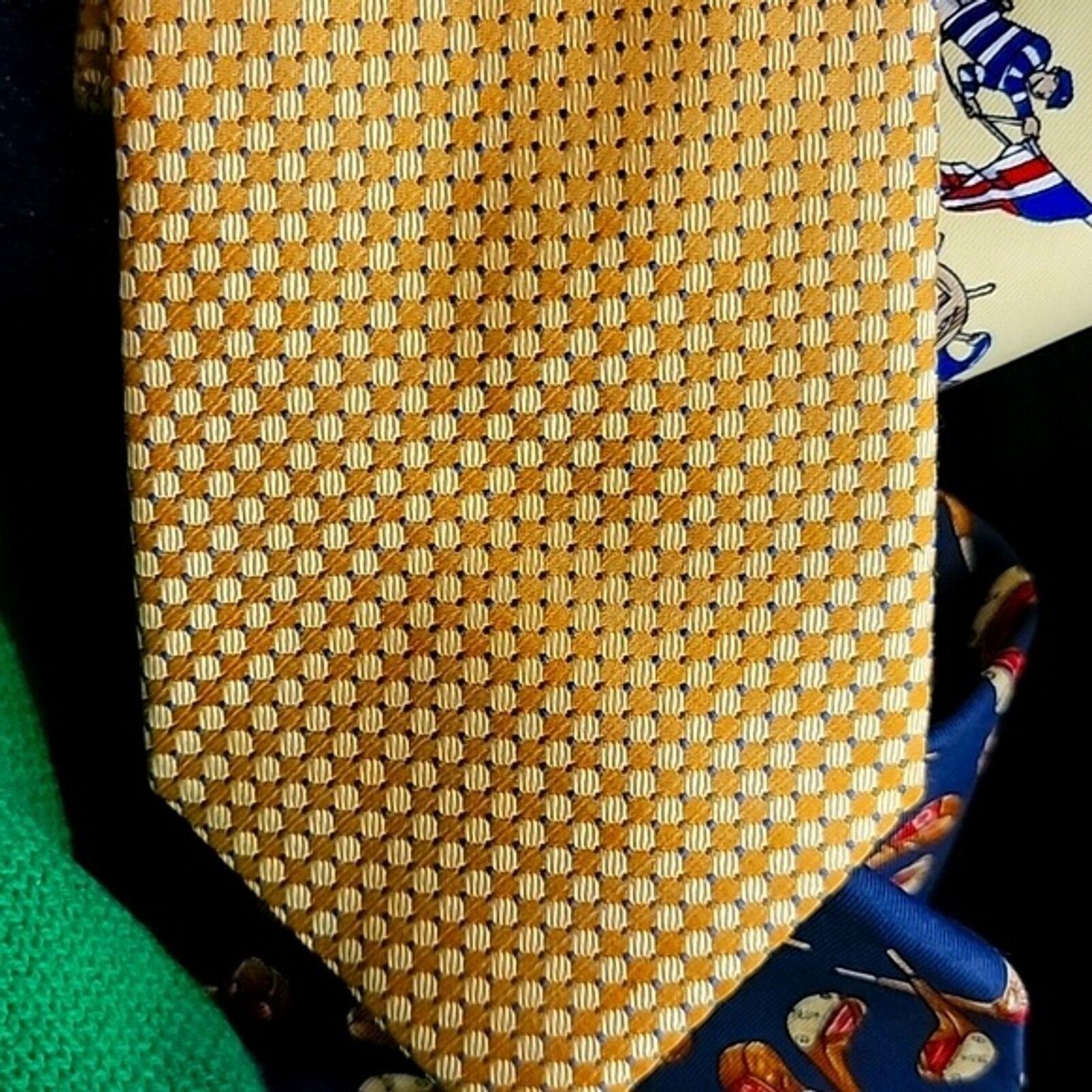 Jos. A. Bank Jos A. Bank Yellow Gold Silk Neck Tie size 3.5" Geometric Size ONE SIZE - 2 Thumbnail