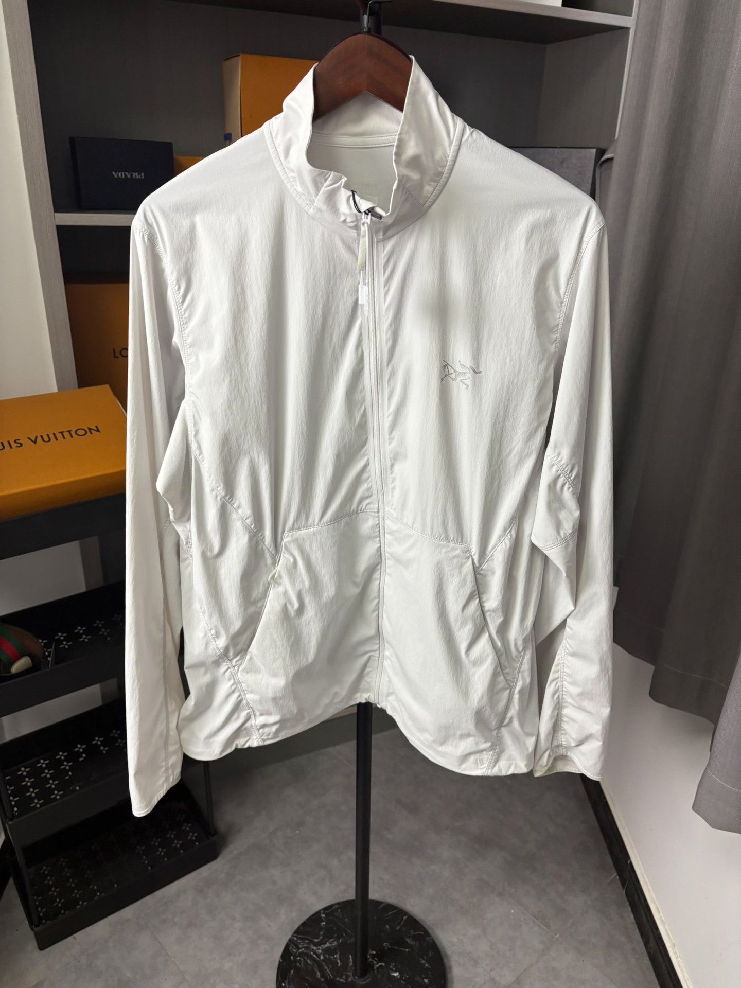 Arc'teryx Arc'teryx Cropped White Light Jacket M Men Size US M / EU 48-50 / 2 - 1 Thumbnail