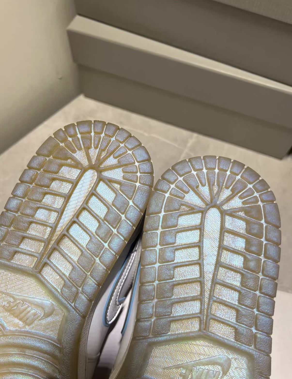 Jordan Brand Air Jordan 1 Silver White with Reflective Swoosh J42 Size US 9.5 / IT 39.5 - 7 Thumbnail