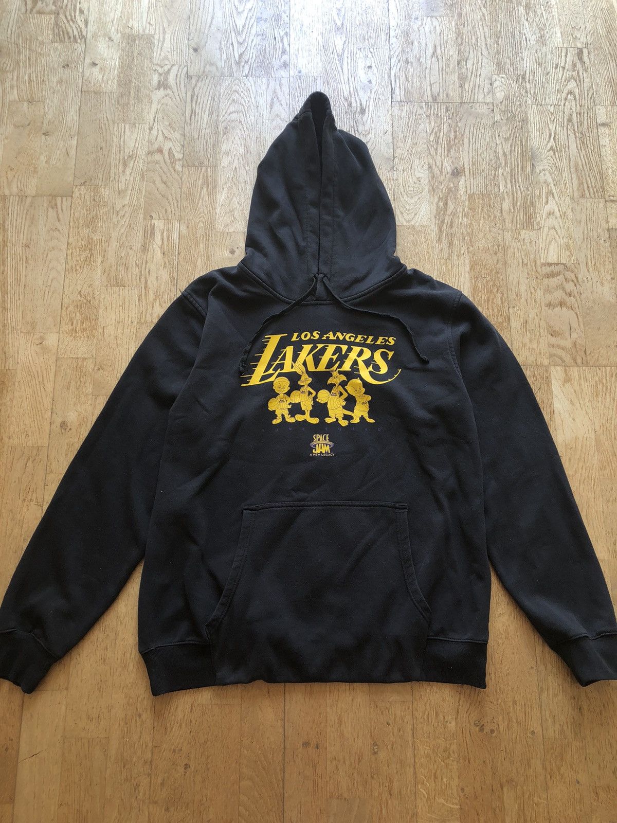 NBA RARE SPACE JAM LOS ANGELES LAKERS VINTAGE HOODIE SWEATSHIRT Size US XL / EU 56 / 4 - 1 Thumbnail