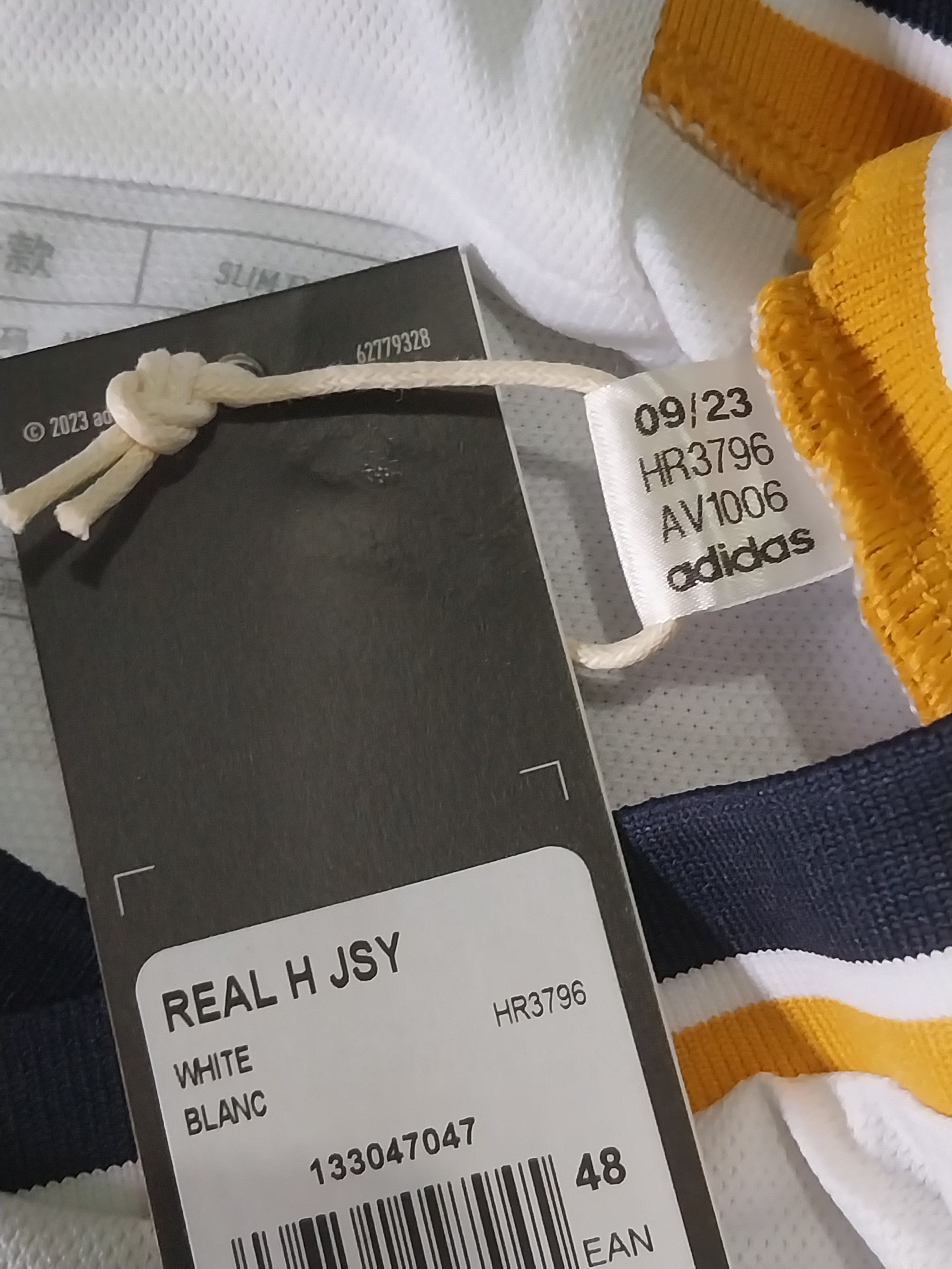 Adidas Real madrid home 2023/2024 jude bellingham jersey football Size US M / EU 48-50 / 2 - 8 Thumbnail