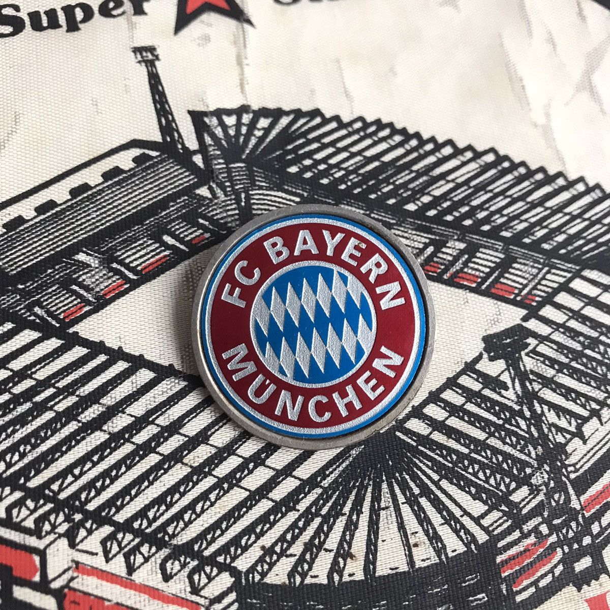 Vintage Rare europe pin enamel badge FOOTBALL CLUB BAYERN MUNCHEN EV Size ONE SIZE - 10 Thumbnail