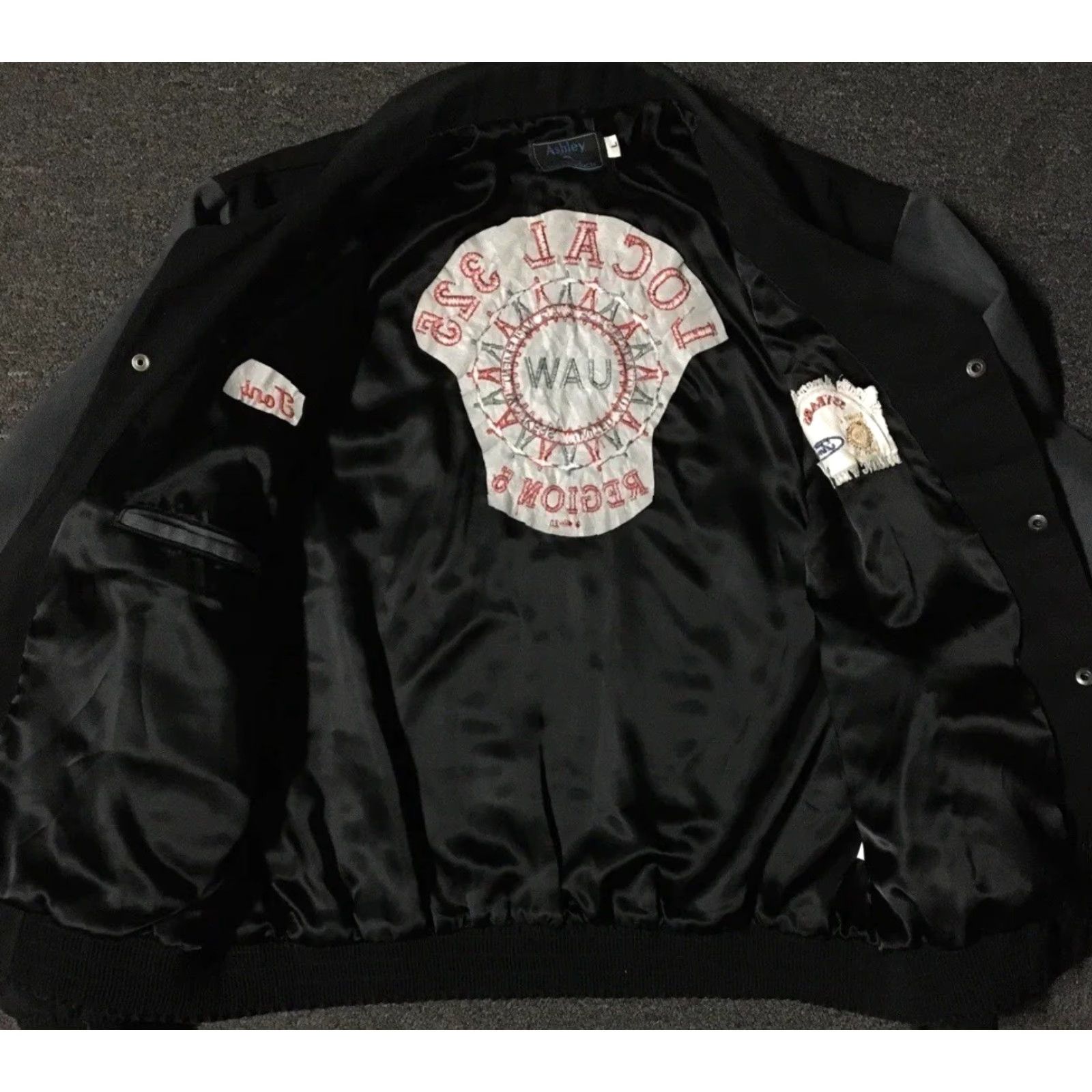 Ford VINTAGE Ford St Louis Plant UAW Worker Jacket L Men Black Mechanic Bomber Jacket USA Grunge 90s 80s Racing Cars USA Size US L / EU 52-54 / 3 - 6 Thumbnail