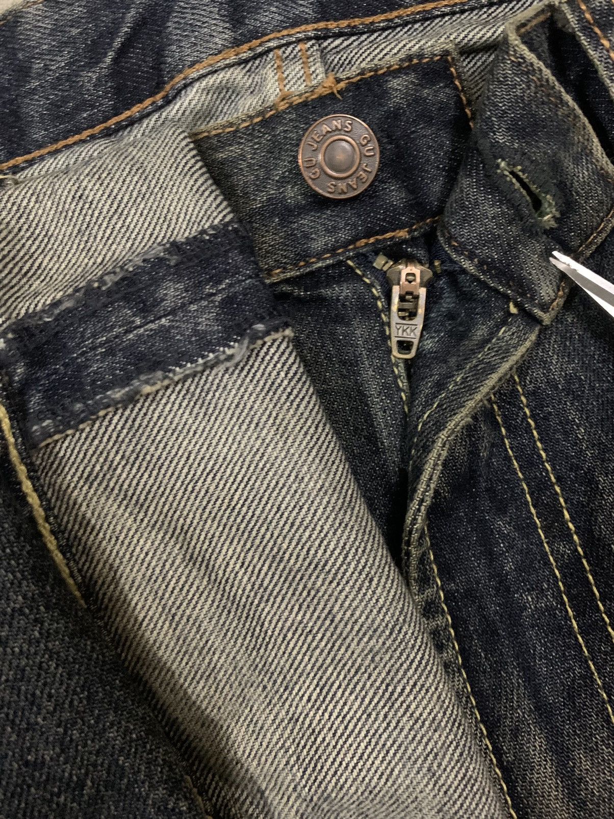 GU × Undercover Vintage Japanese Brand GU Dark Mud Washed Loose Ripped Jeans Size US 33 - 4 Thumbnail