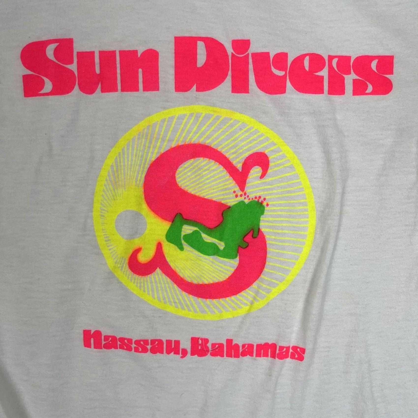 Vintage VINTAGE Sun Divers Nassau Bahamas T-Shirt Mens Large Neon Scuba Single Stitch Size US L / EU 52-54 / 3 - 2 Thumbnail