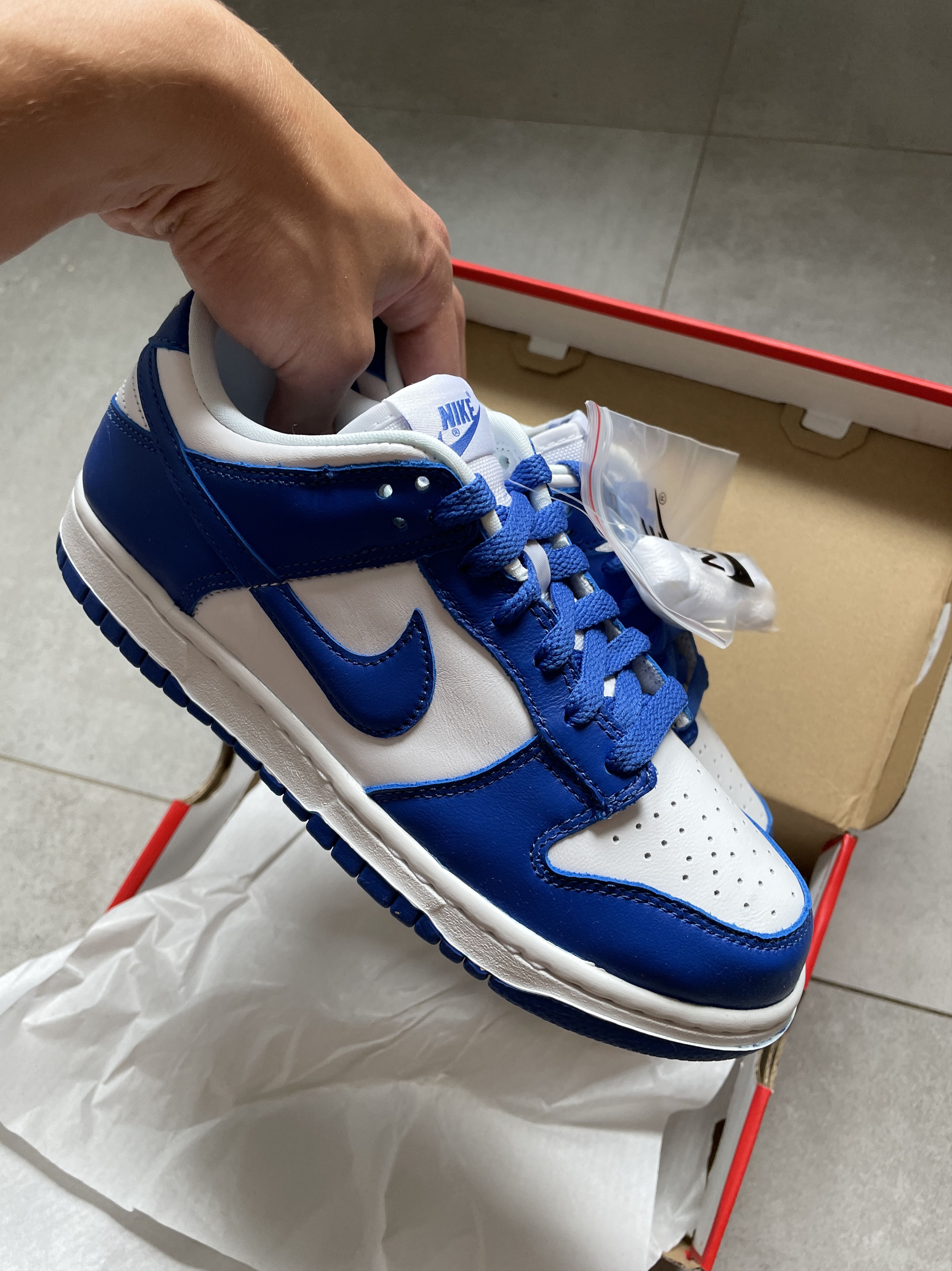 Nike NIKE WMNS DUNK LOW SP WHITE VARSITY ROYAL Size US 5.5 / EU 38 - 2 Thumbnail