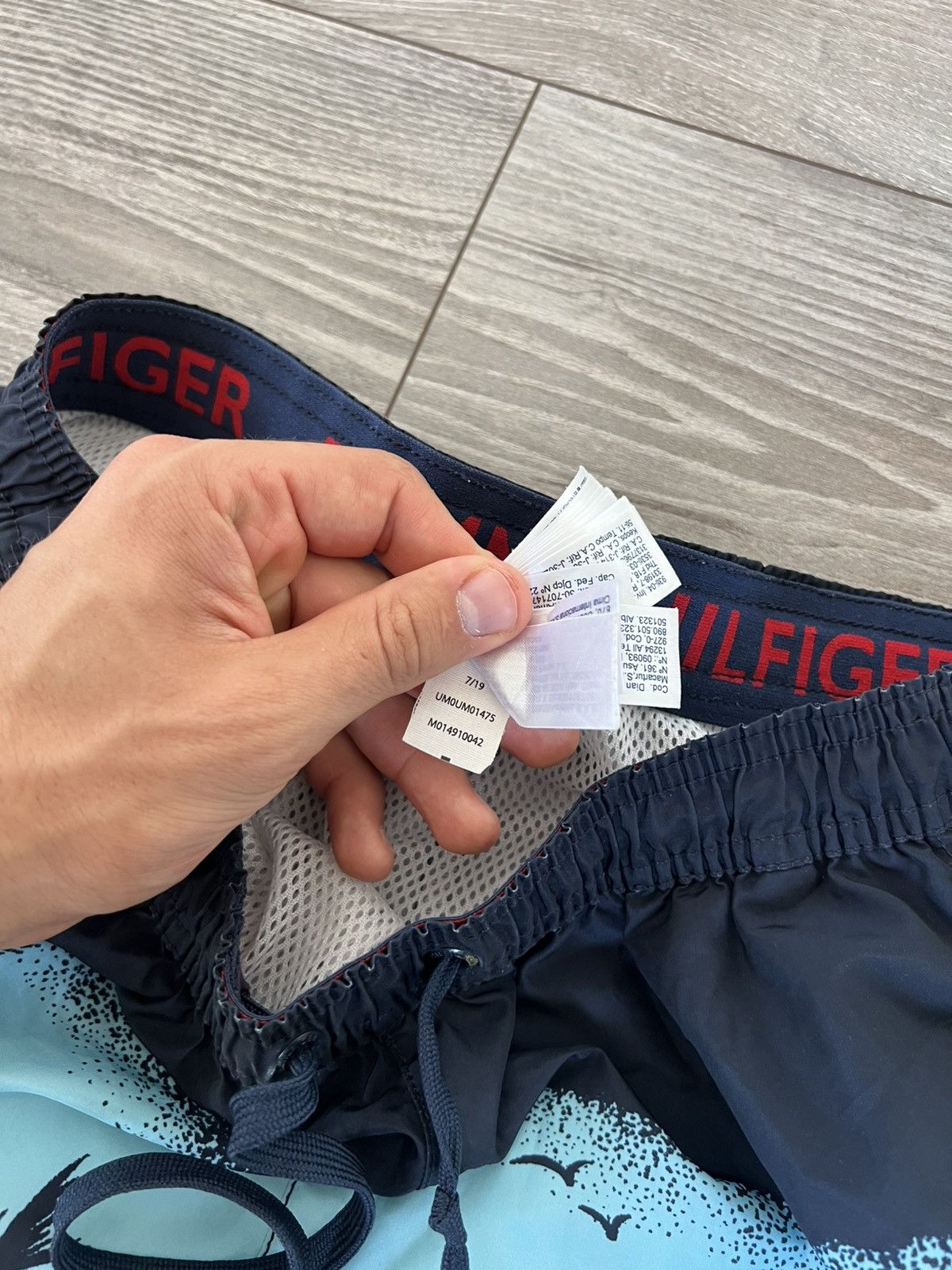 Tommy Hilfiger Tommy Hilfiger Overprinted Bahama Beach Swimming Shorts Size US 30 / EU 46 - 19 Thumbnail