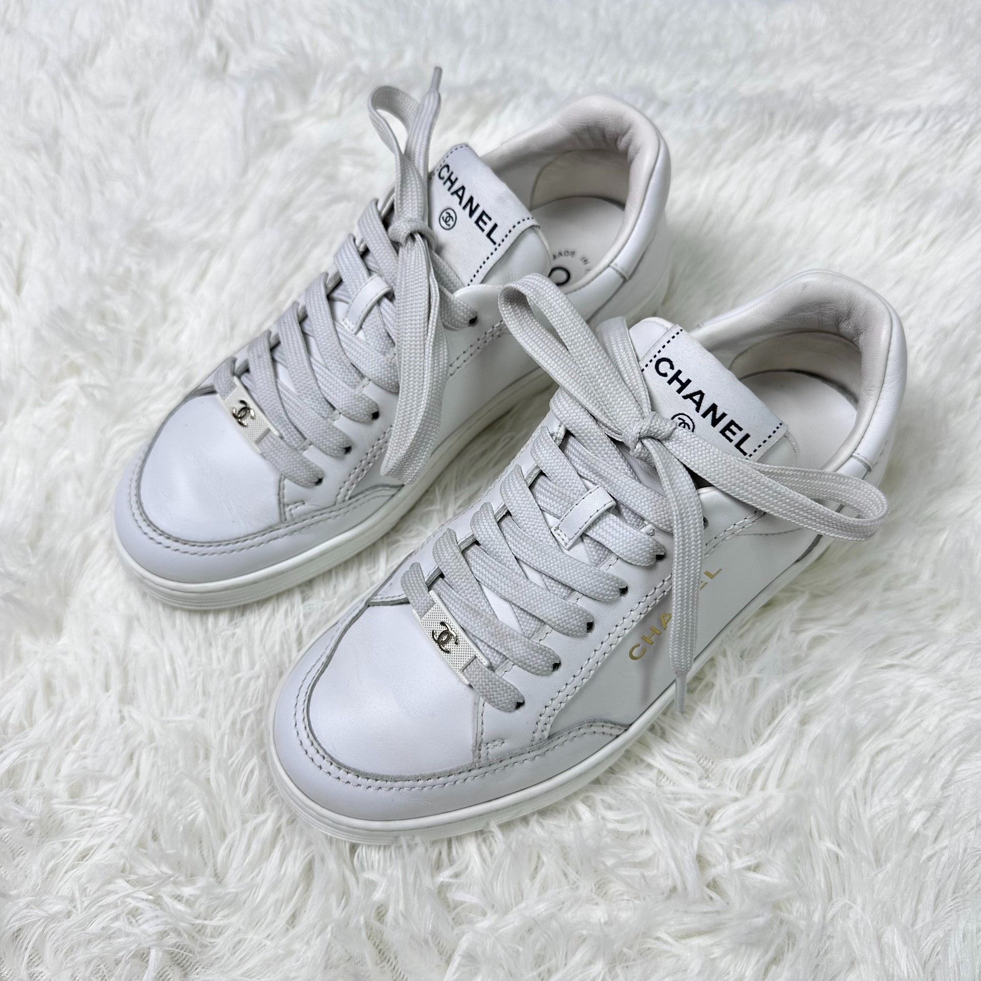 Chanel Chanel White Low-Top Flat Women's Sneakers Size US 5.5 / IT 35.5 - 1 Thumbnail