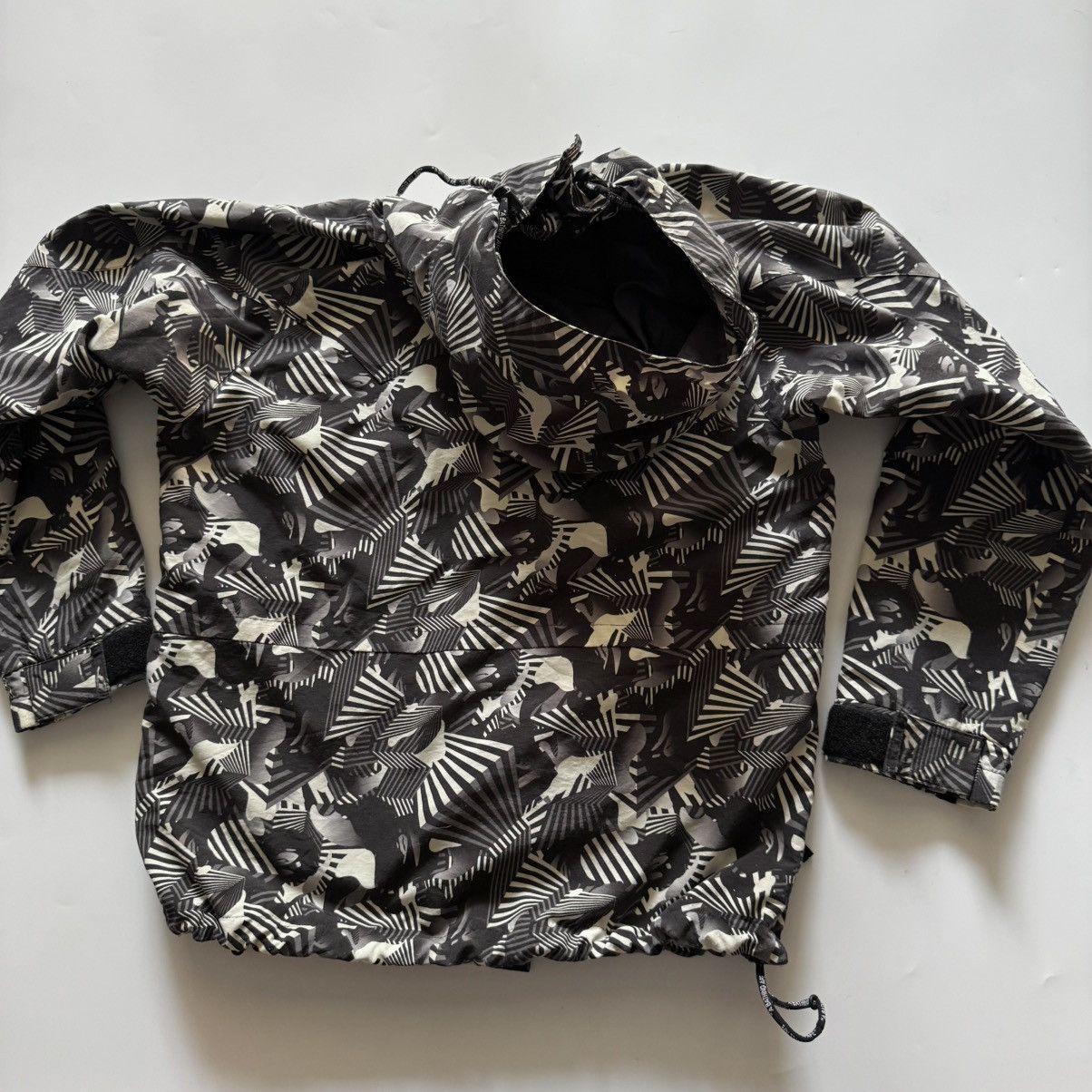 Bape BAPE Dazzle Camo Snowboard Jacket Rare Monochromatic Pattern Size US M / EU 48-50 / 2 - 17 Thumbnail