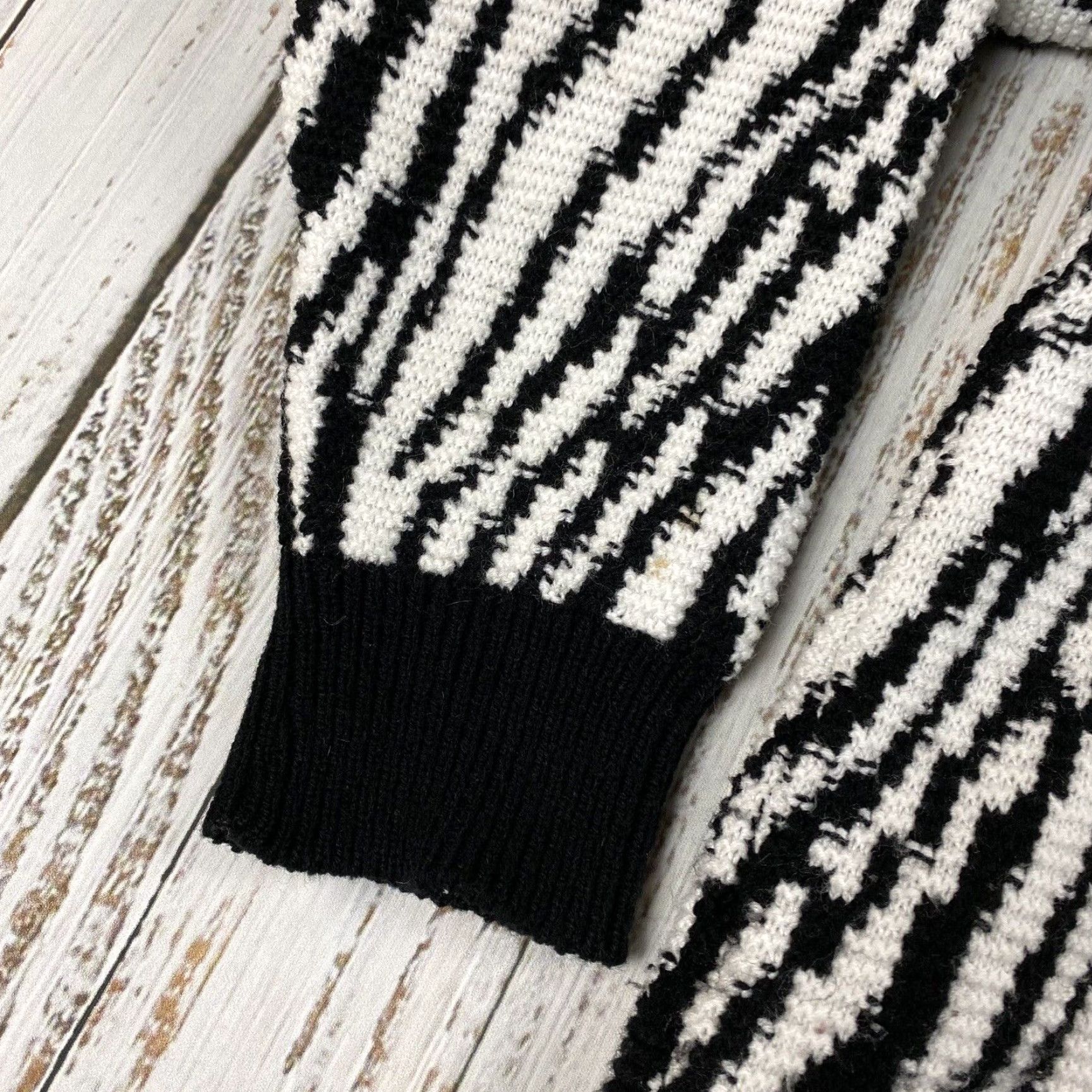 Vintage VINTAGE Style Sweater Women's Medium Black & White Zebra Acrylic Full Zip Cardigan Size M / US 6-8 / IT 42-44 - 7 Thumbnail