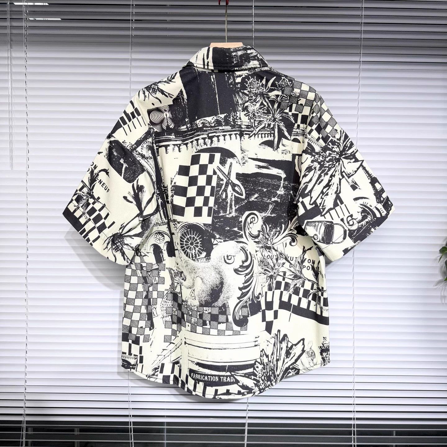 Louis Vuitton LV Denim Short-Sleeve Shirt Graffiti Collage Ivory L 24SS Size US L / EU 52-54 / 3 - 2 Thumbnail