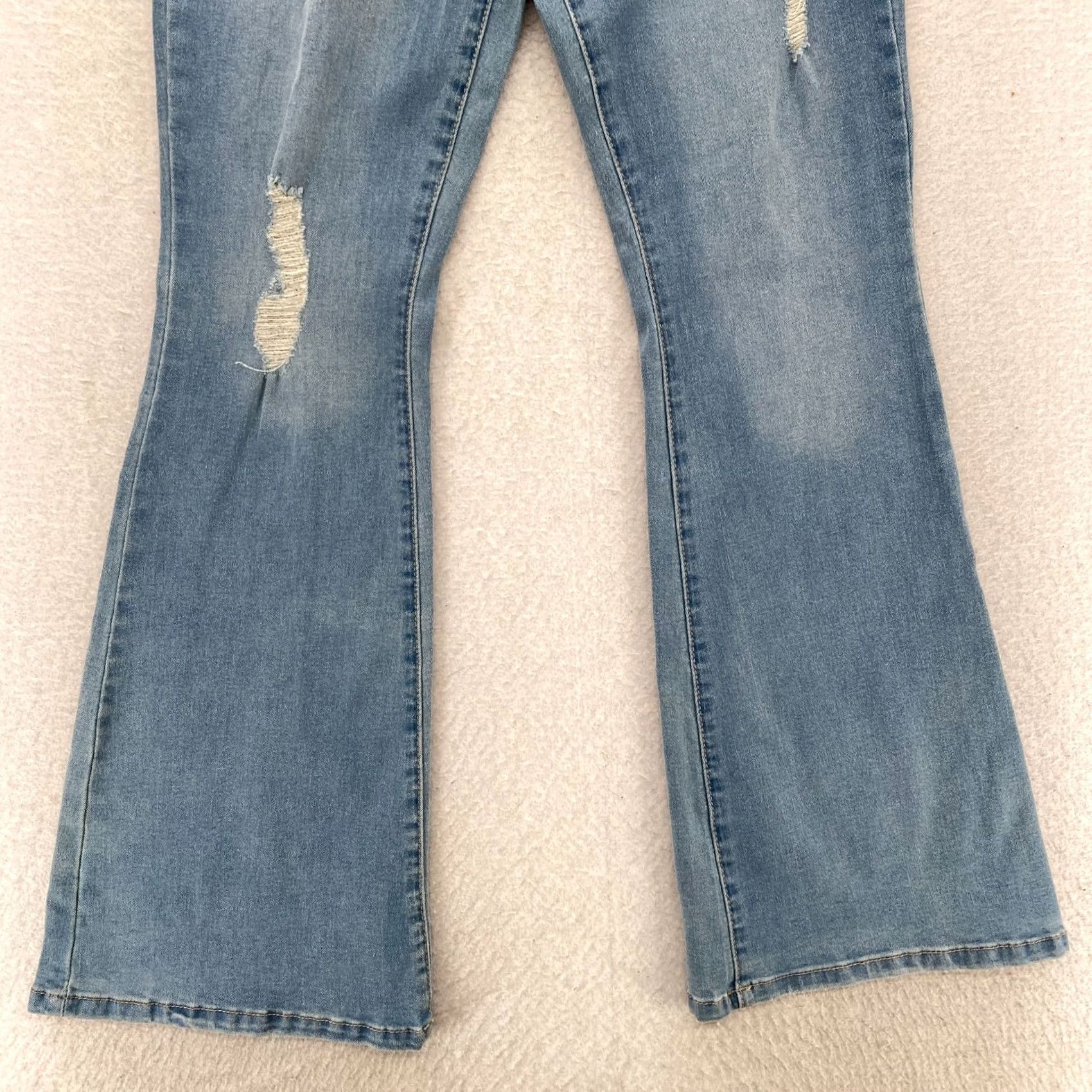 Vintage YMI Jeans Women's Flared Leg High Rise Medium Wash Blue Denim Distressed 7/28 Jeans Womens Size 28 (Regular) Blue Cotton Polyester Denim Size 28" / US 6 / IT 42 - 3 Thumbnail