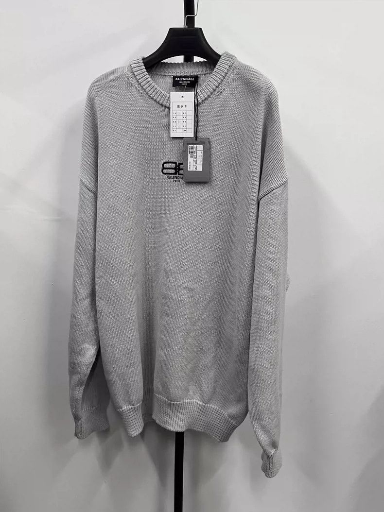 Balenciaga Balenciaga Solid crewneck long-sleeve pullover with embroi Size US S / EU 44-46 / 1 - 1 Thumbnail