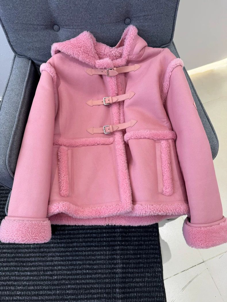 Louis Vuitton Louis Vuitton Fur lamb jacket Size XXS / US 00 / IT 34 - 1 Thumbnail