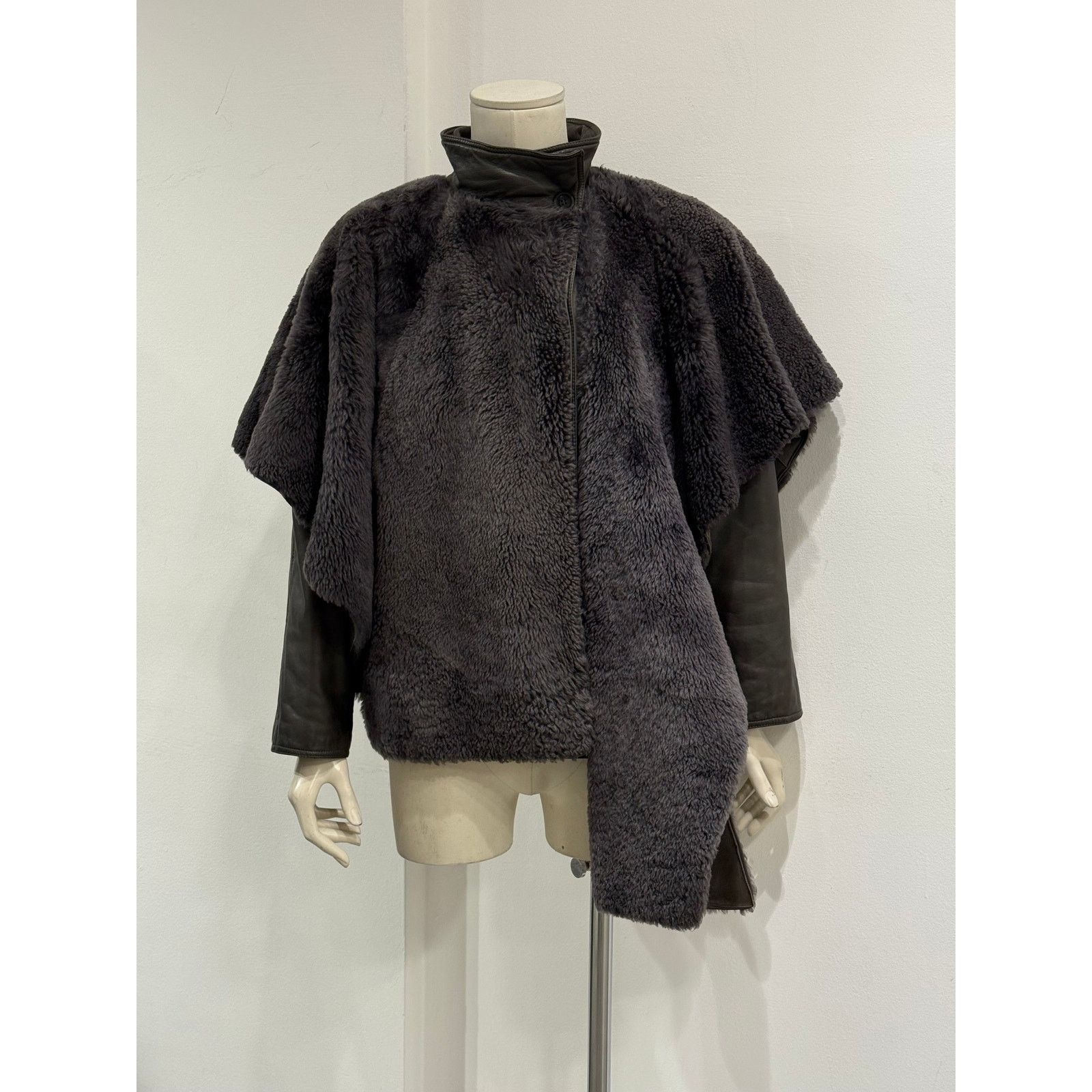 Versace 1980 Gianni Versace shearling leather cape jacket with scarf Size M / US 6-8 / IT 42-44 - 3 Thumbnail
