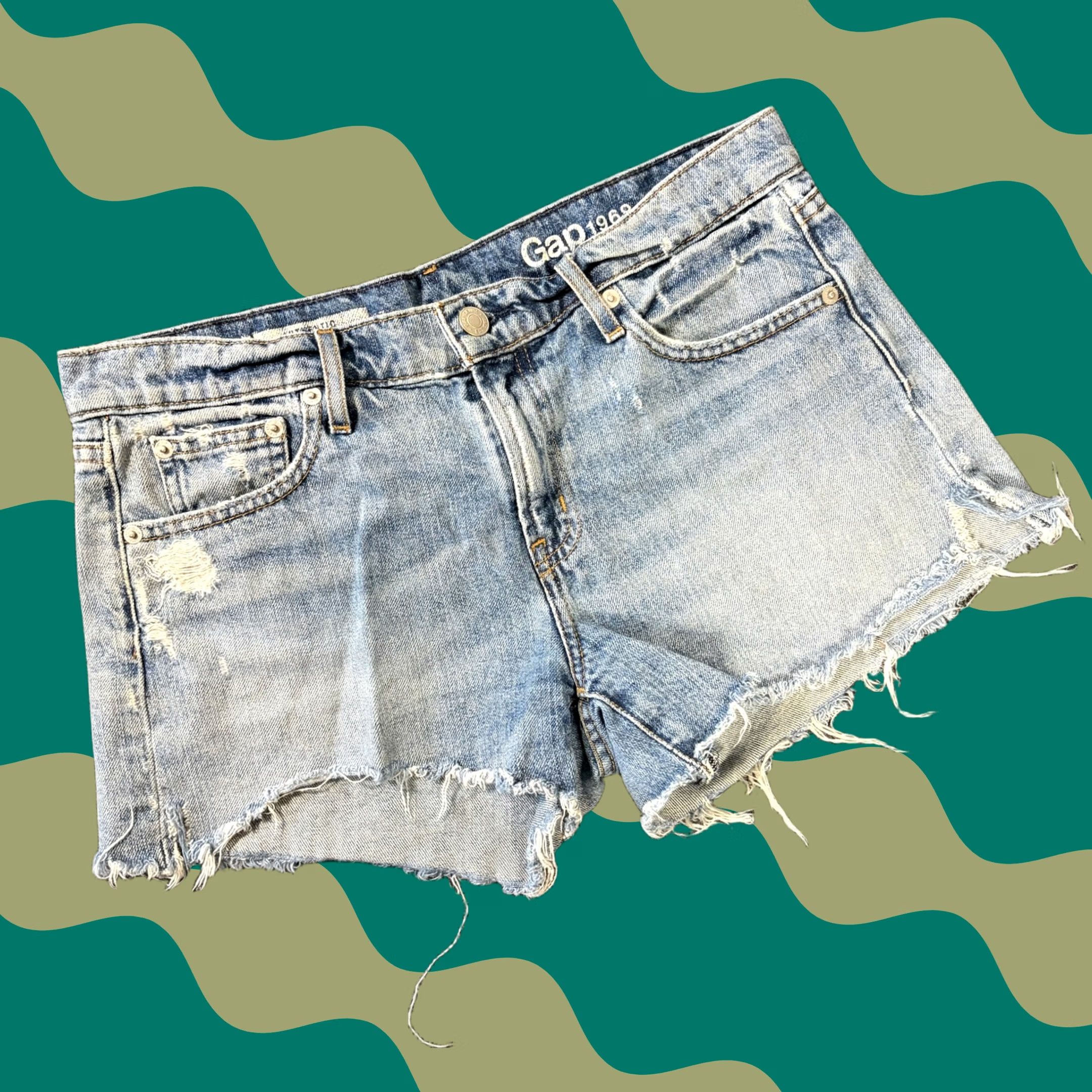 Gap VINTAGE Gap Girlfriend Frayed Light Wash Denim Jean Shorts Women’s 27 Regular Blue Jeans Shorts Women 27 Size 27" / US 4 / IT 40 - 1 Thumbnail