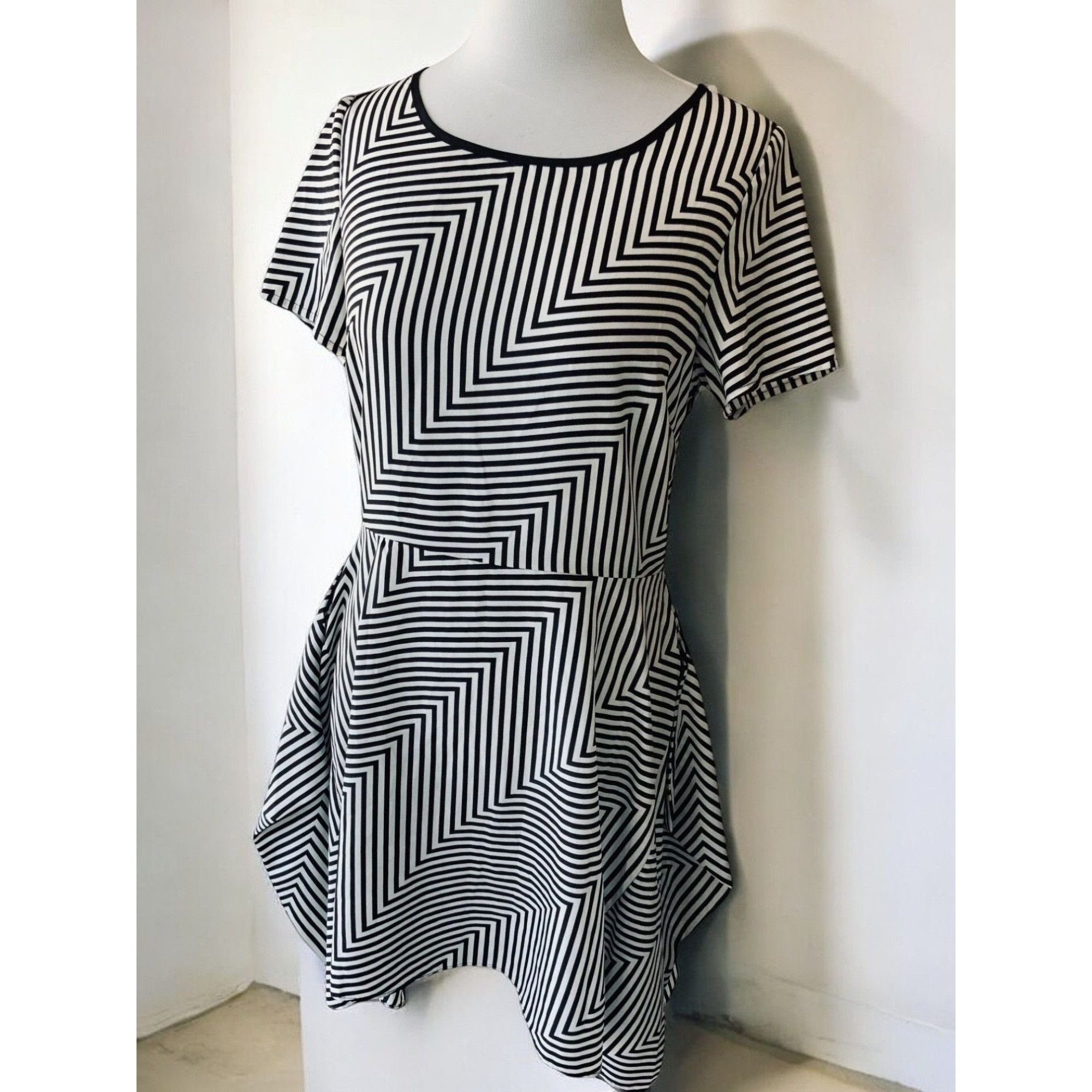 Bcbgmaxazria BCBGMAXAZRIA Womens Short Sleeve Chevron Print NEW Medium Size M / US 6-8 / IT 42-44 - 7 Thumbnail