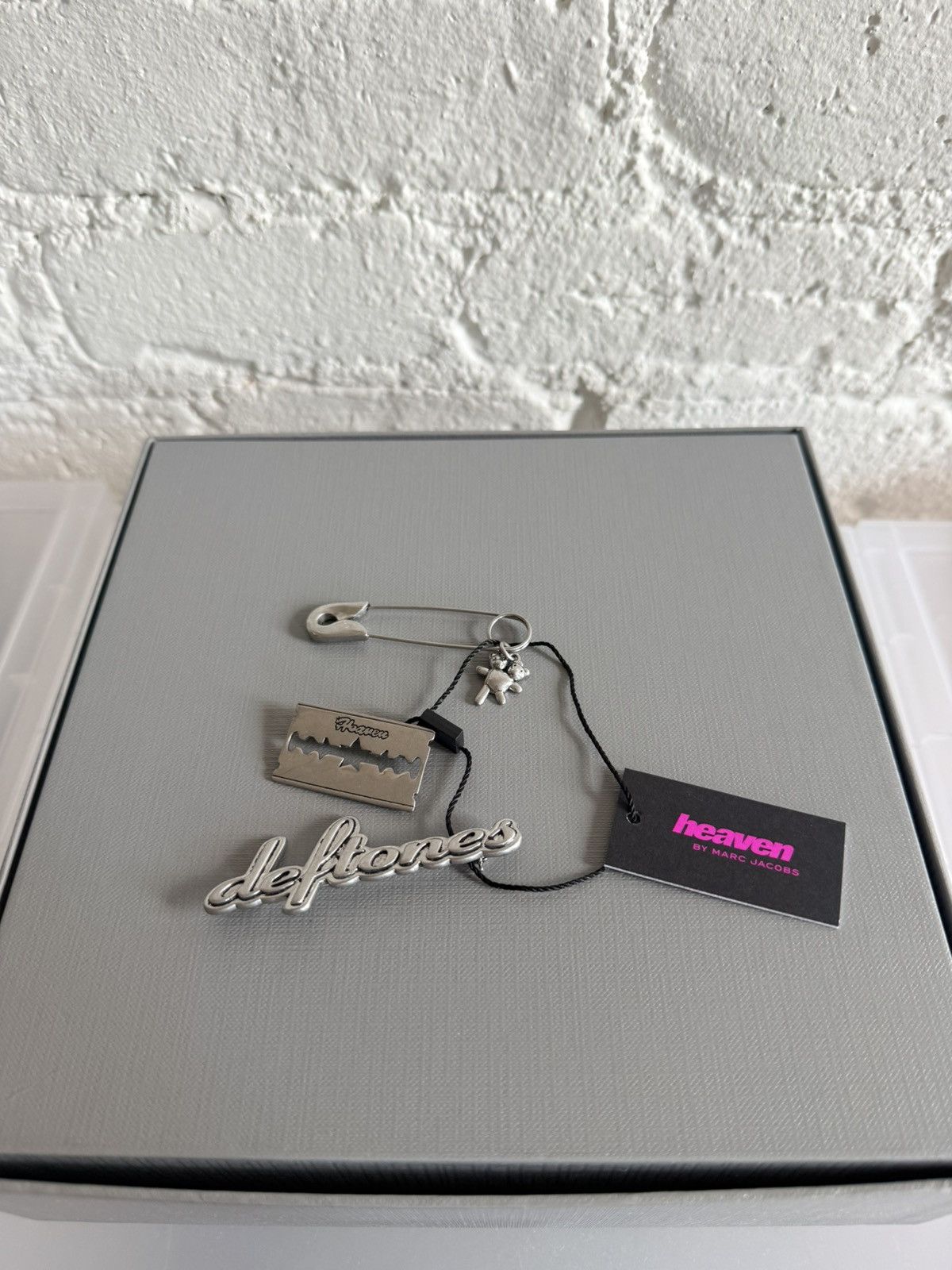 Heaven by Marc Jacobs SS23 Deftones 3-Pin Set Size ONE SIZE - 2 Thumbnail