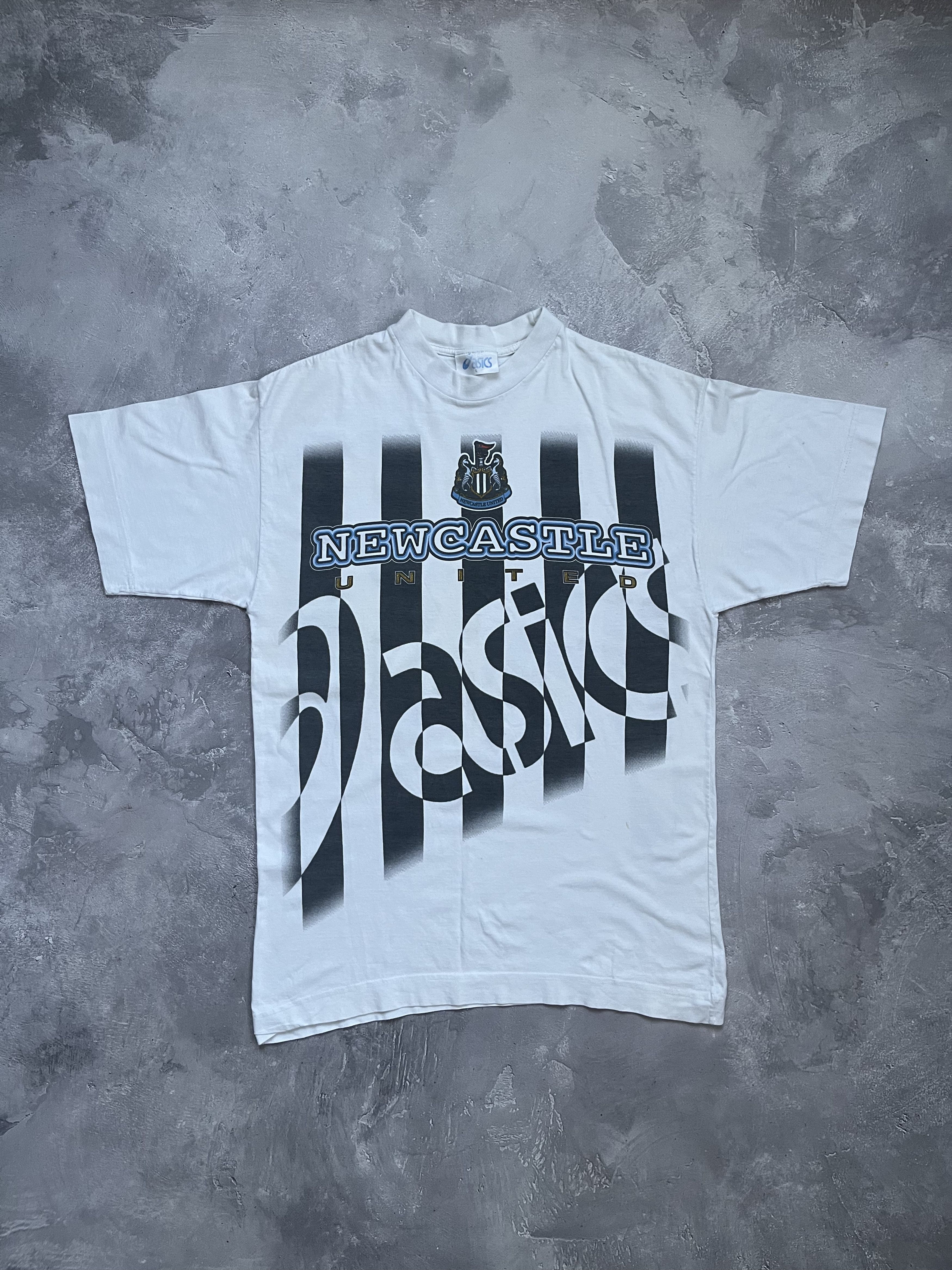 Asics Rare Asics New Castle United Big Logo vintage t shirt Size US L / EU 52-54 / 3 - 1 Thumbnail