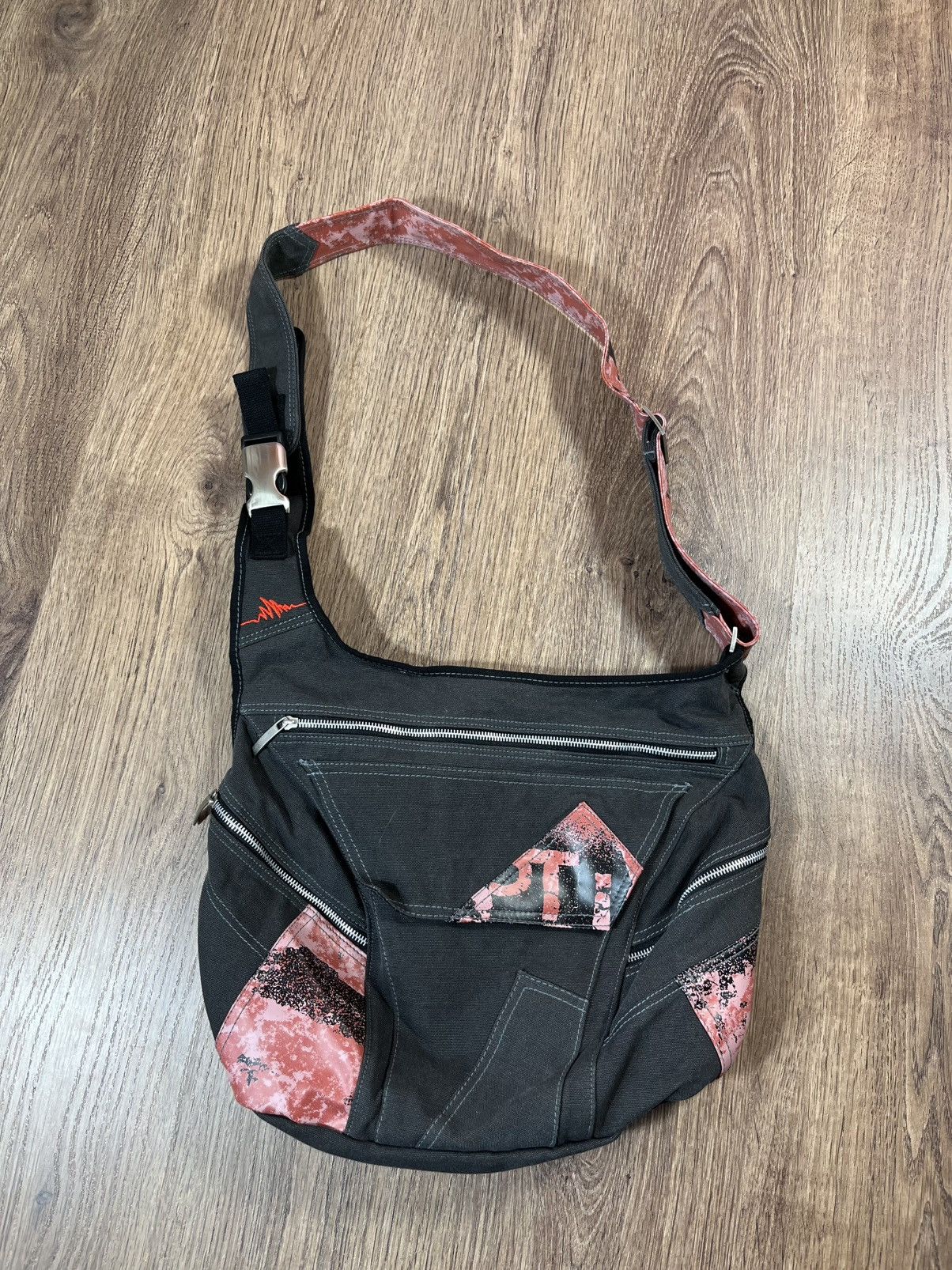 Marlboro × Vintage Vintage Marlboro Y2K Zip Sling Bag Crossbody Archive Size ONE SIZE - 2 Thumbnail