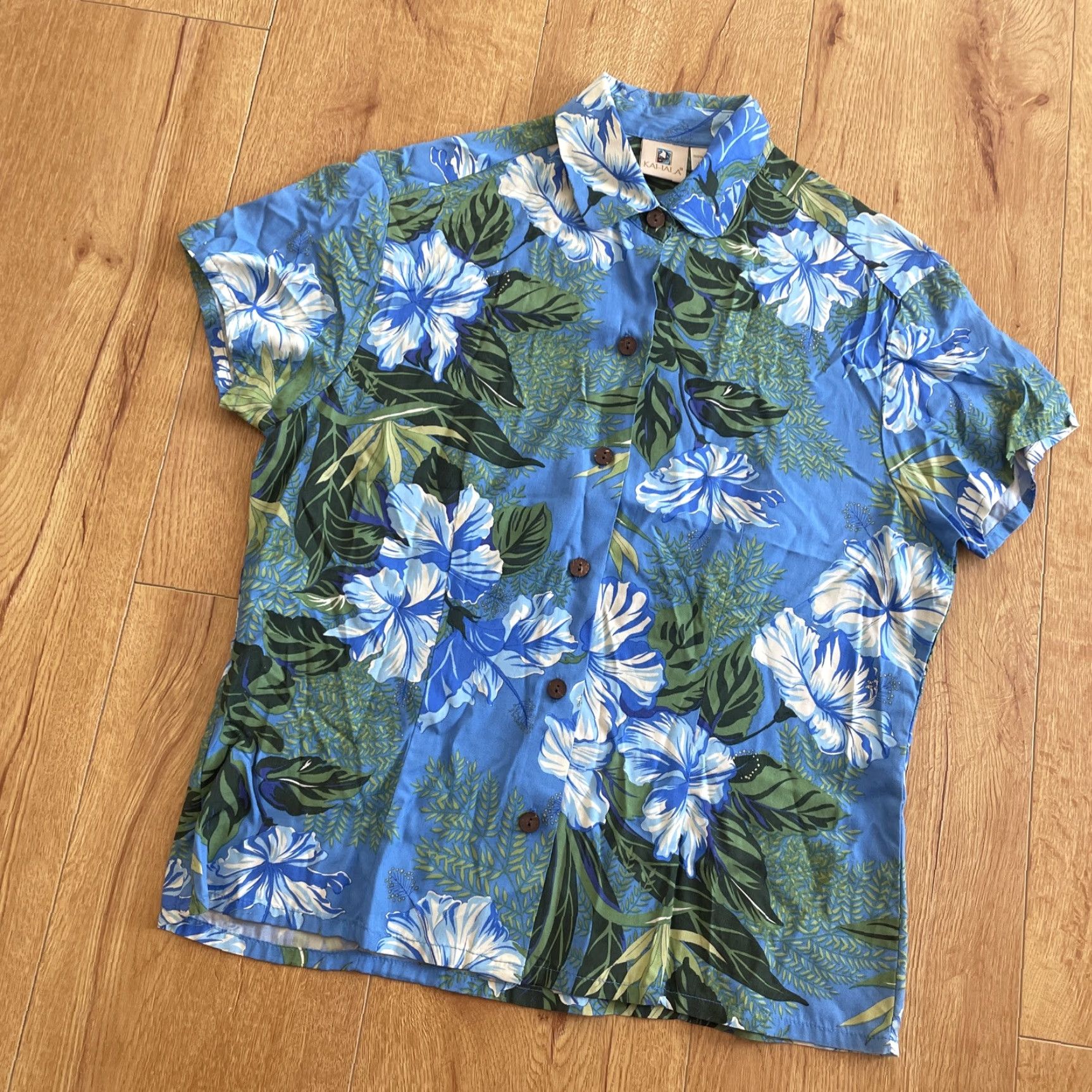 ALOHAS Kāhala Floral Hawaiian Button Up Women’s XS Aloha Hibiscus Palm Blue Multicolor Hawaiian Theme Lightweight Regular Sleeve Short Button Up Size XS / US 0-2 / IT 36-38 - 3 Thumbnail