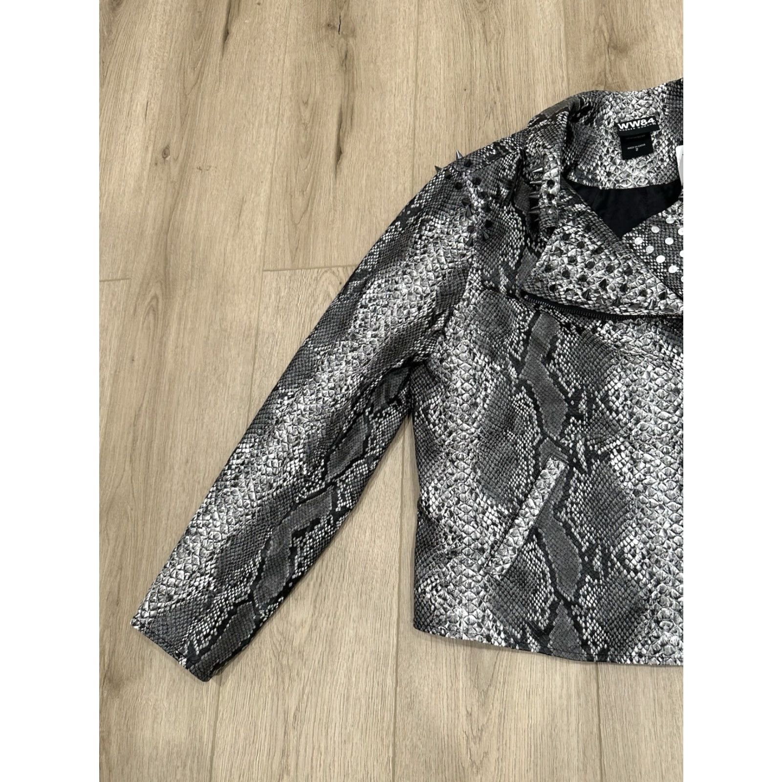 Torrid VINTAGE Wonder Woman 1984 Jacket Women 2XL Gray Slitherskin Studded Faux Leather Torrid Motorcycle Jacket Women Size XXL / US 16-18 / IT 52-54 - 4 Thumbnail