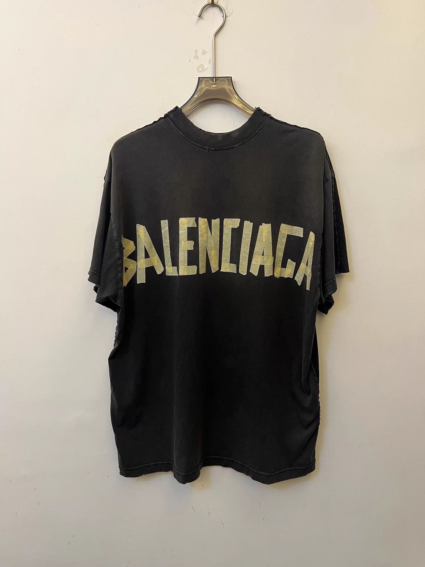 Balenciaga Balenciaga SS24 Tape Logo Loose Unisex Black T-Shirt Size US S / EU 44-46 / 1 - 1 Thumbnail
