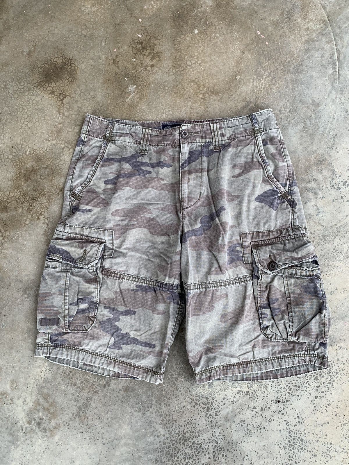 American Eagle Outfitters 🔊 American Eagle Longboard Camo Cargo Short Pants Size US 33 - 1 Thumbnail