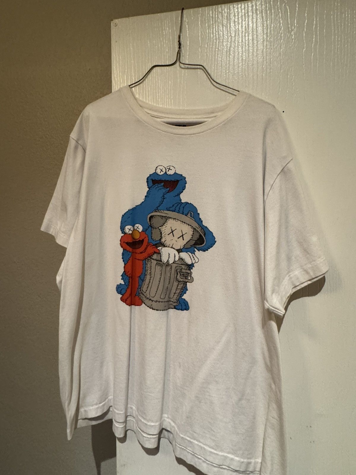 Kaws × Uniqlo KAWS x Uniqlo x Sesame Street Companion Trash Can Tee Size US XXL / EU 58 / 5 - 2 Thumbnail