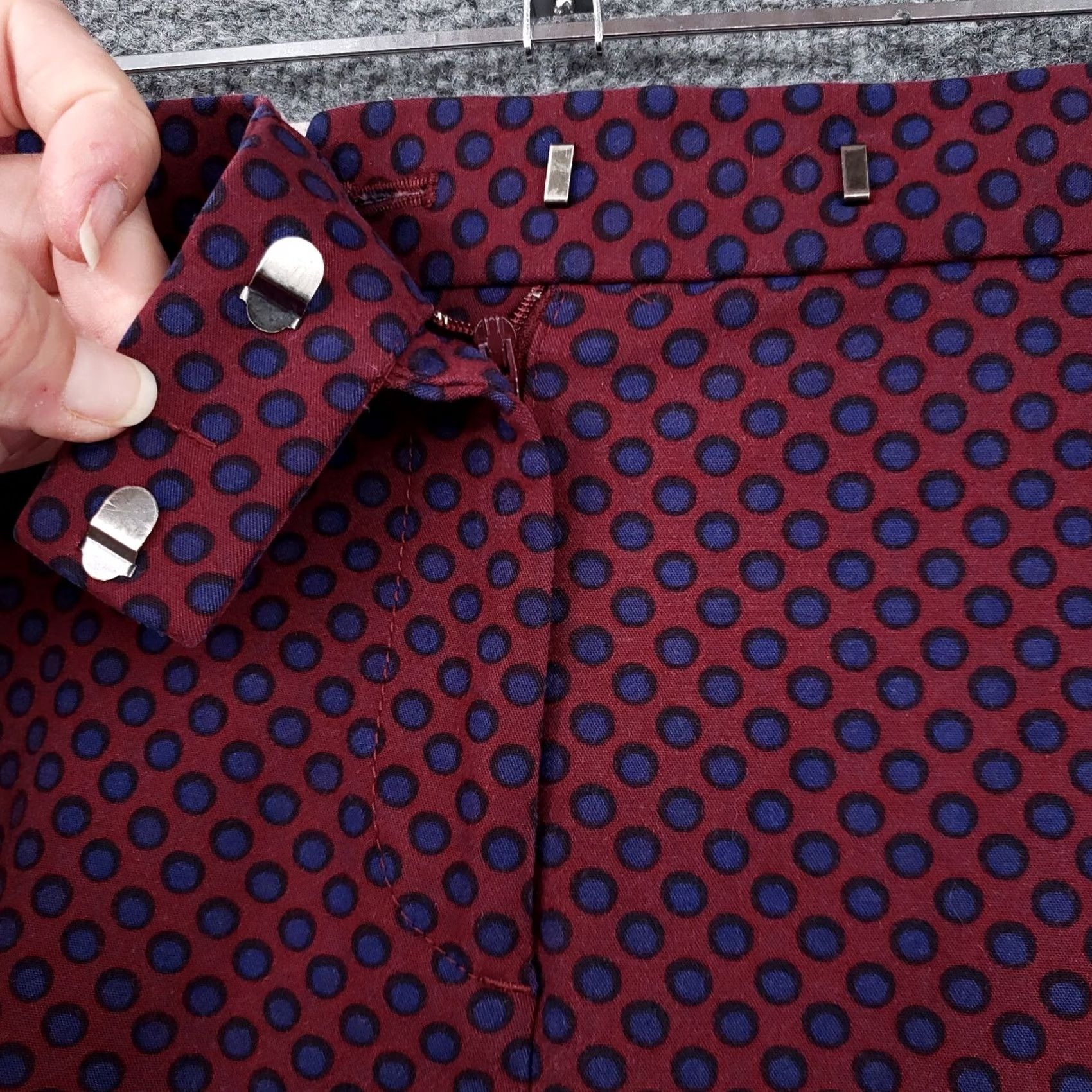 Ann Taylor Ann Taylor Pants Womens 8P Petites Red Capri Mid Rise Polka Dots Fit Capris Size 30" / US 8 / IT 44 - 5 Thumbnail