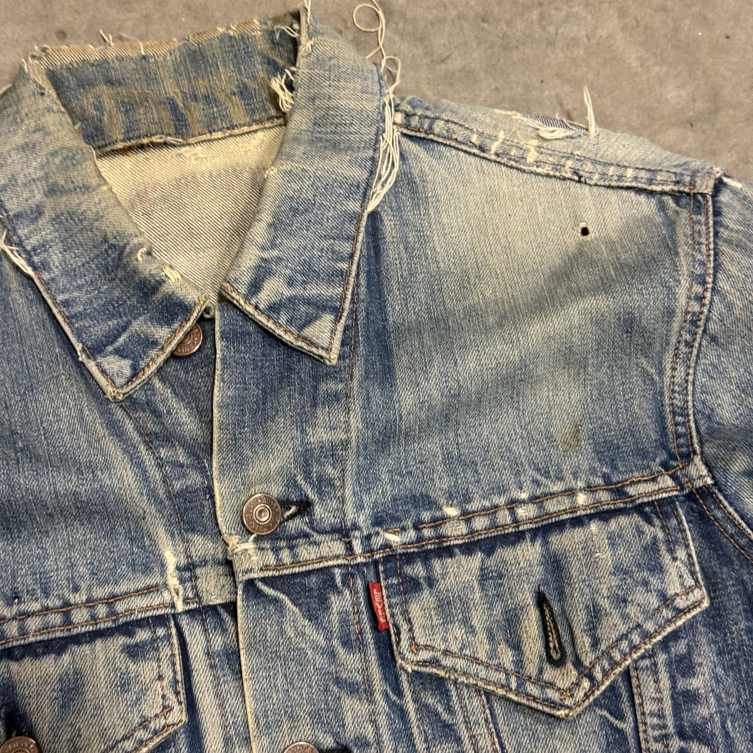 Levi's Vintage Big E Levi's Distressed Denim Trucker Jacket Size M Size US M / EU 48-50 / 2 - 2 Thumbnail