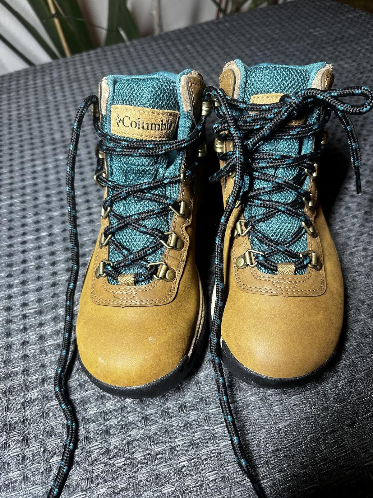 Columbia Columbia Hiking Boots Tan and Blue Size 7 Size ONE SIZE - 2 Thumbnail