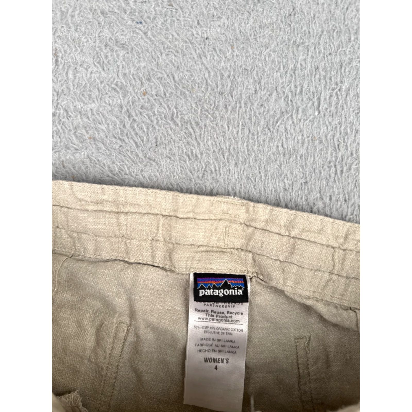 Patagonia Patagonia Shorts Women 4 Beige Hemp Cotton Blend Cargo Hiking Camp Beach 28x7 Cargo Pocket Zipper Logo Investigate? Size 27" / US 4 / IT 40 - 7 Thumbnail