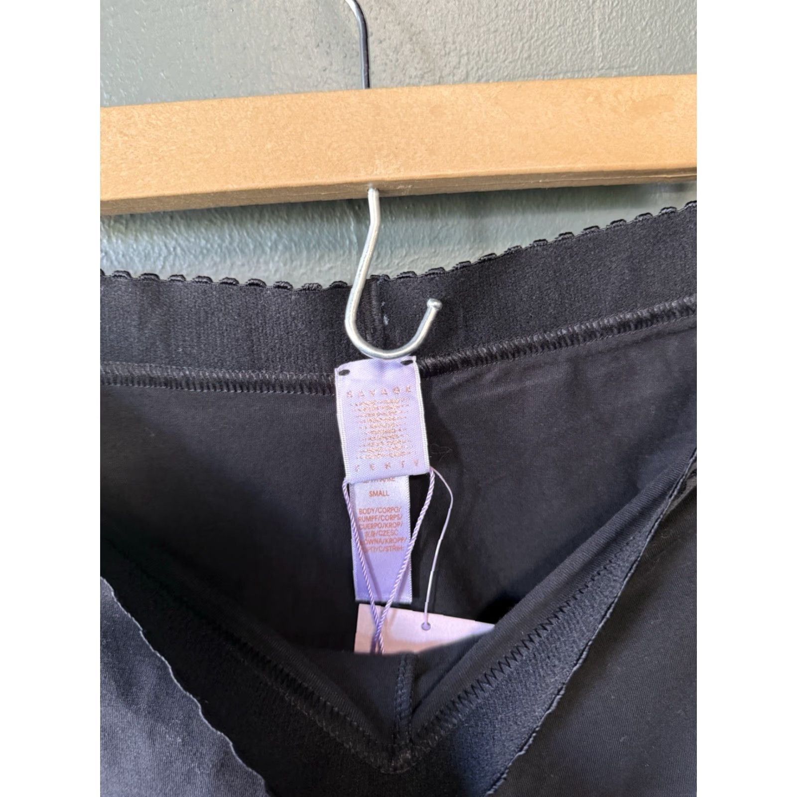 Vintage Savage x Fenty Womens Black Cropped Baselayer Pants S NWT Cropped Regular Size Small 26in Inseam Black Womens Baselayer Cropped Pants Size 28" / US 6 / IT 42 - 3 Thumbnail