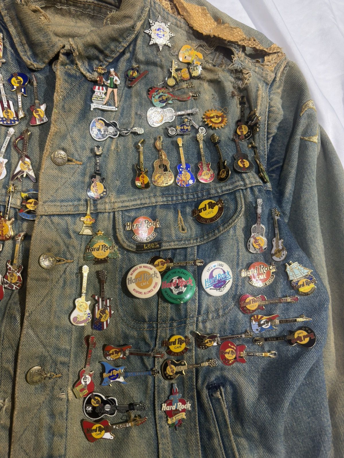 Other Vintage Lee Rider Trucker w/ 80+ Hard Rock Pins Size US L / EU 52-54 / 3 - 4 Thumbnail