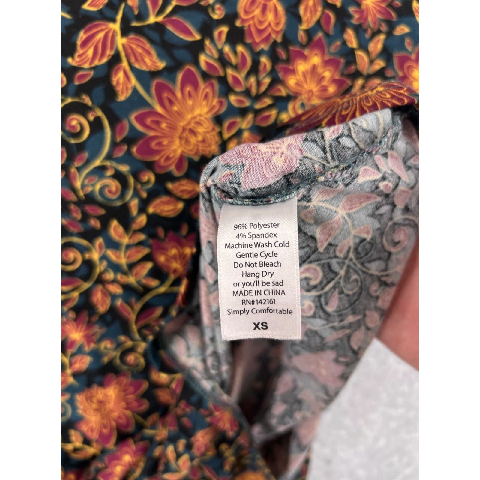 Vintage Lularoe Dress Womens Extra Small Black Red Floral Sheath Polyester Stretch XS Knee Length Casual Party/Cocktail Womens LuLaRoe Dress Size XS / US 0-2 / IT 36-38 - 4 Thumbnail