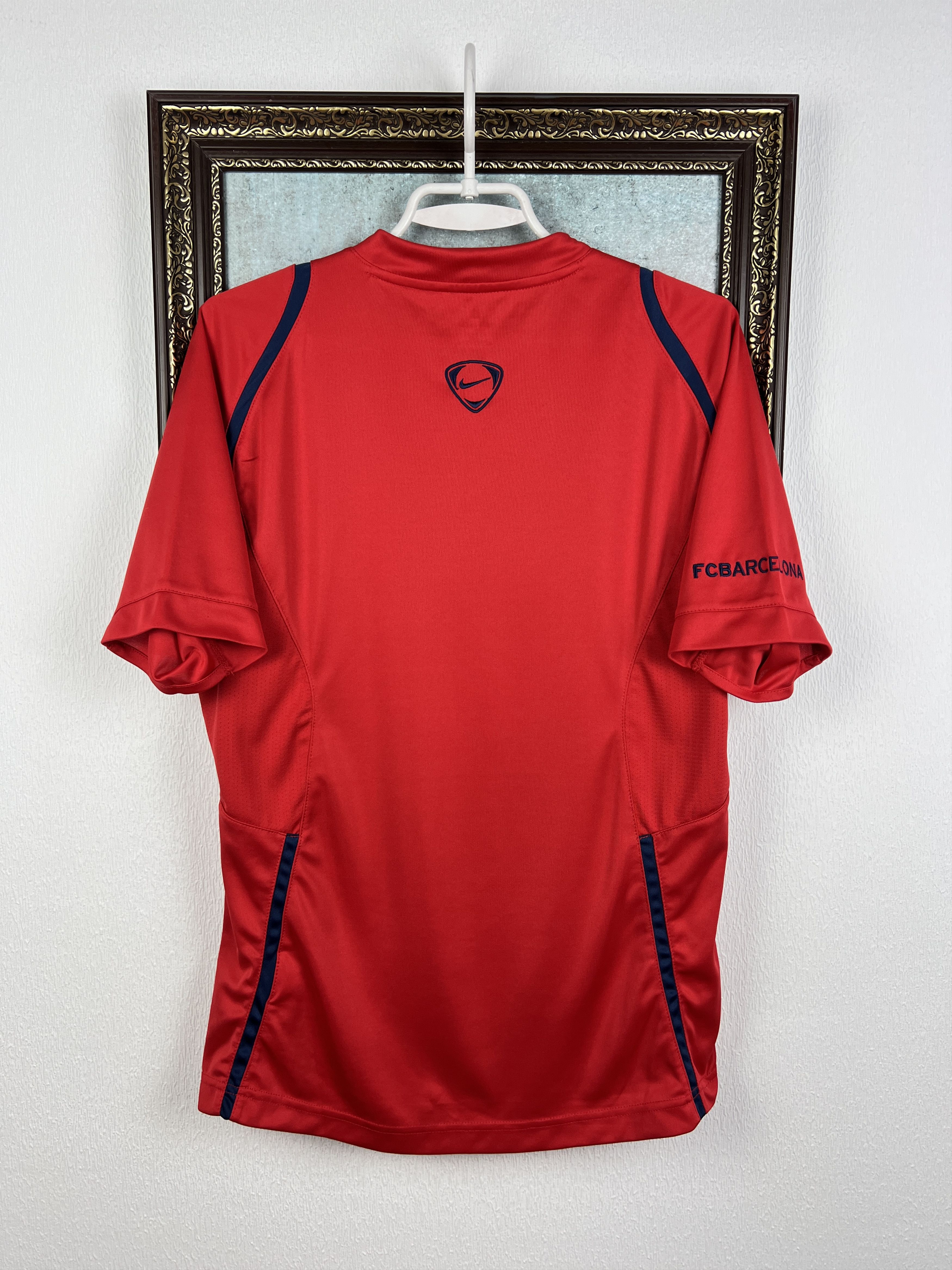 Nike Vintage Barcelona Train Shirt Soccer Jersey Trikot Camiseta Size US S / EU 44-46 / 1 - 9 Thumbnail
