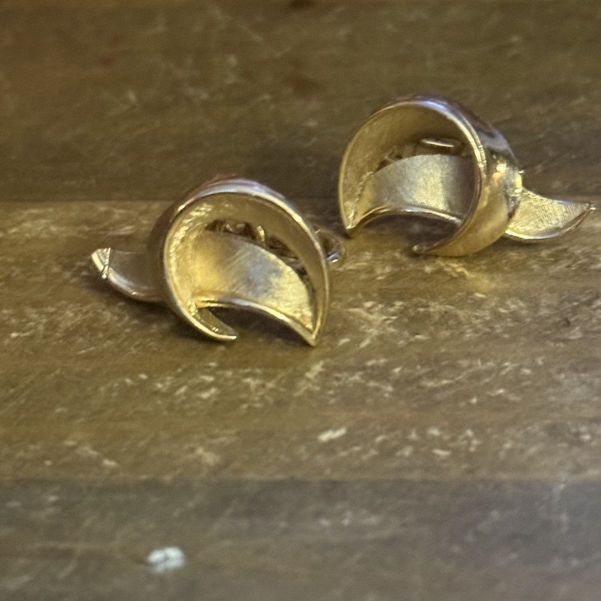 Vintage Vintage Crown Trifari gold tone swirly leaf clip on earrings Size ONE SIZE - 2 Thumbnail