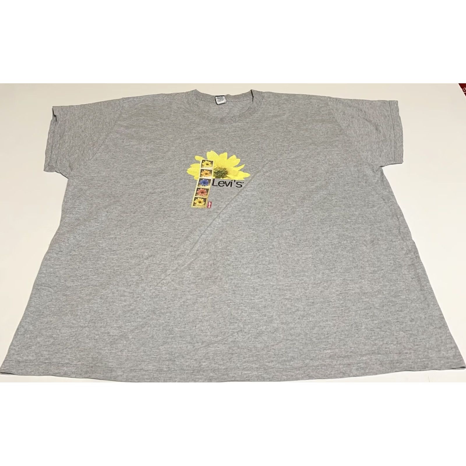 Vintage VINTAGE Levis T Shirt Women’s 3X Gray Sunflowers USA Made Short Sleeve Crew Neck Casual Size XXL / US 16-18 / IT 52-54 - 2 Thumbnail