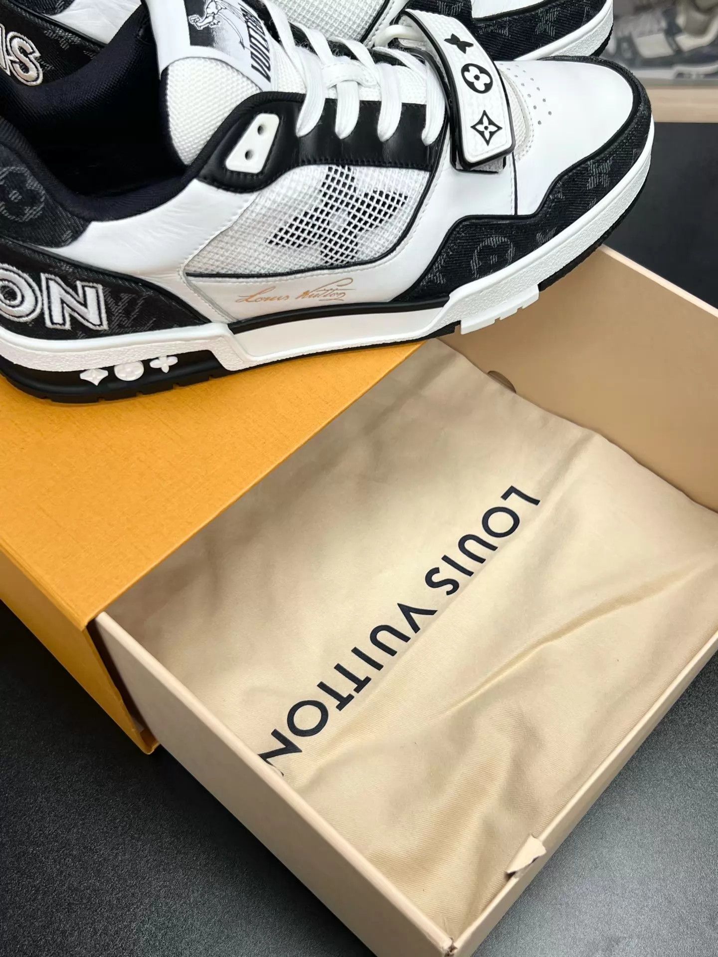 Louis Vuitton LV TRAINER Black & White Velcro UK8.5/42.5 OG Box Near Mint Size US 9.5 / EU 42-43 - 9 Thumbnail